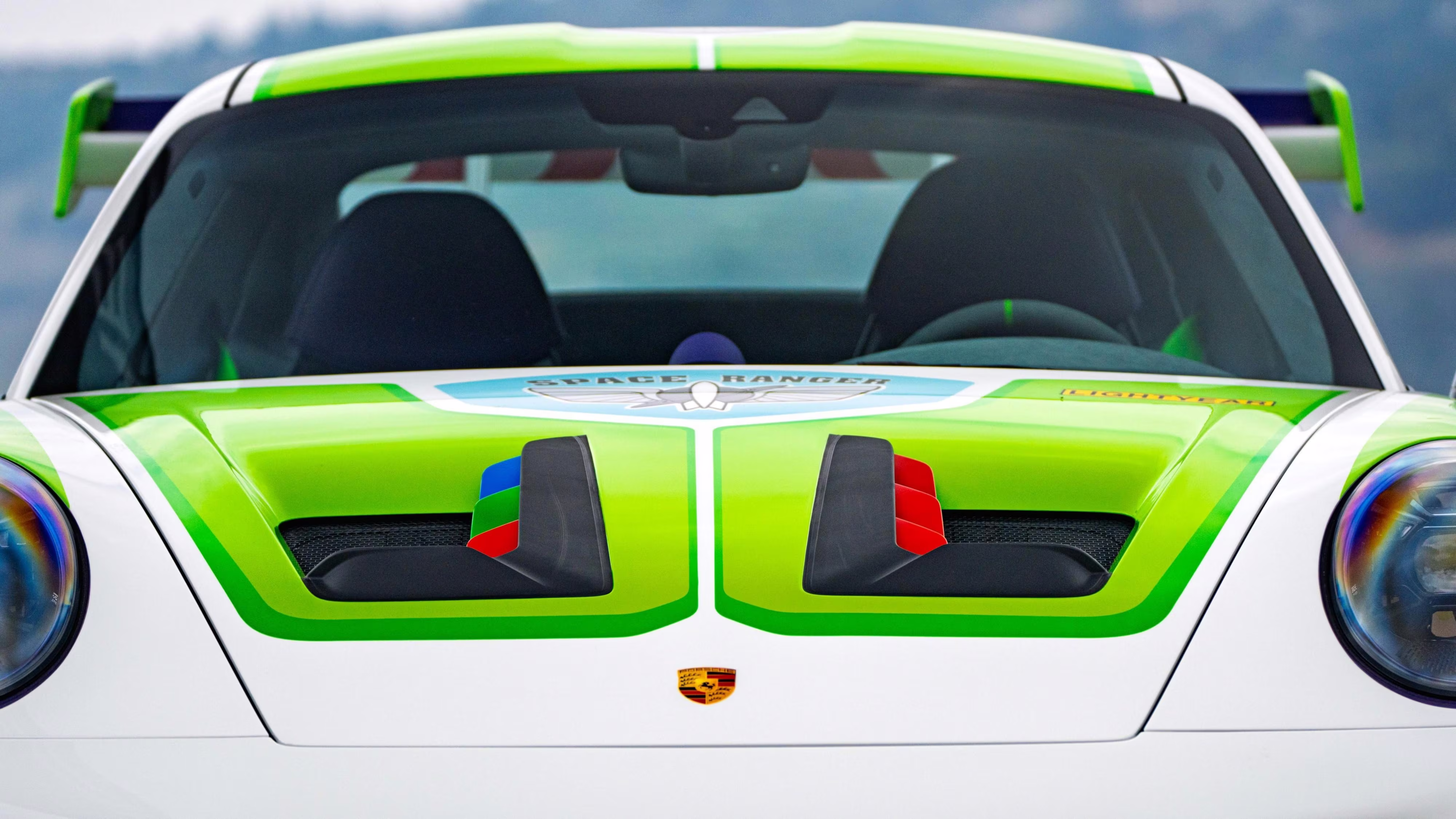 Capô do Porsche 911 GT3 RS inspirado em Buzz Lightyear