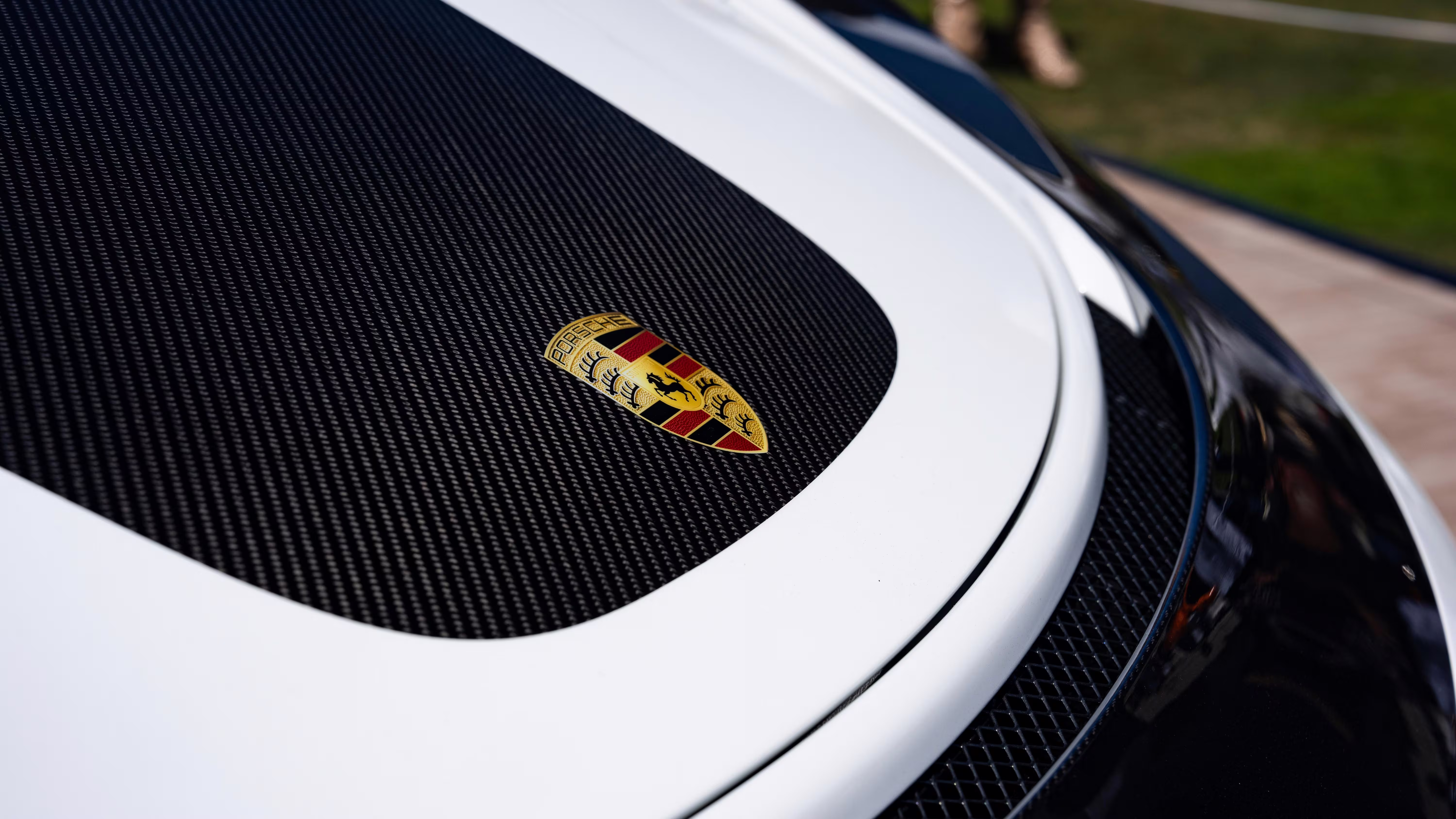 Emblema Porsche sobre o capô de carbono do Flachbau RS