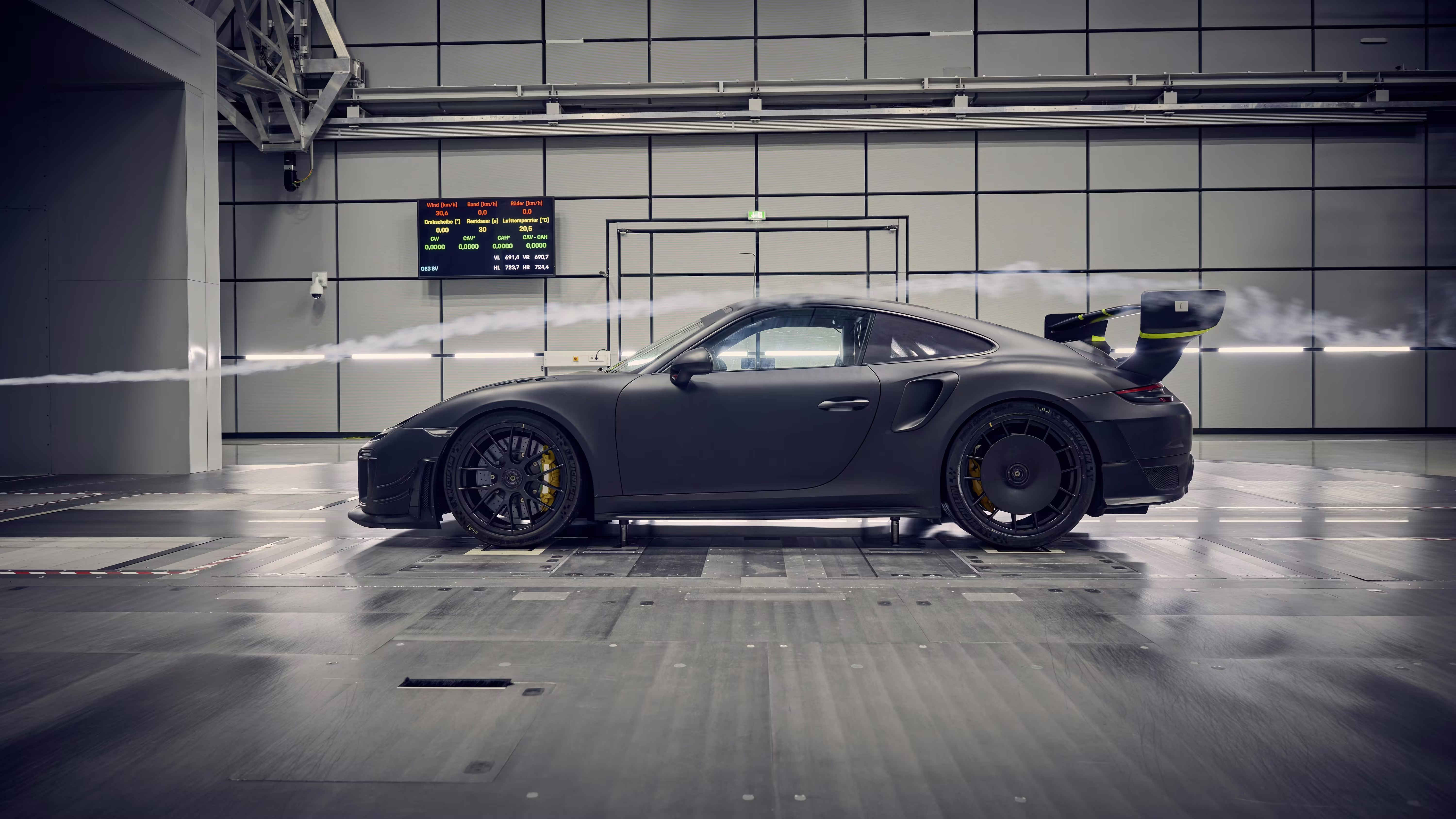 Protótipo camuflado do Porsche Flachbau RS visto de lado em instalação de testes