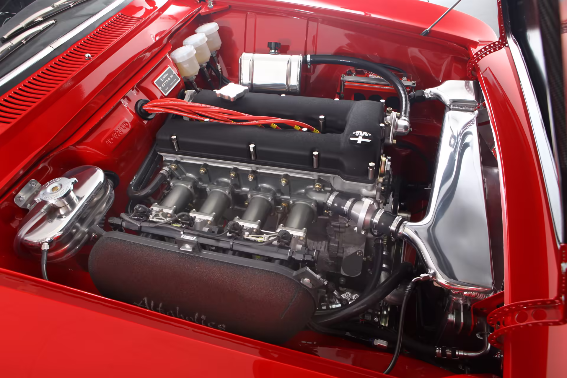 GTA-R 290 vermelho em três quartos traseiro com escapamento e rodas smoke grey