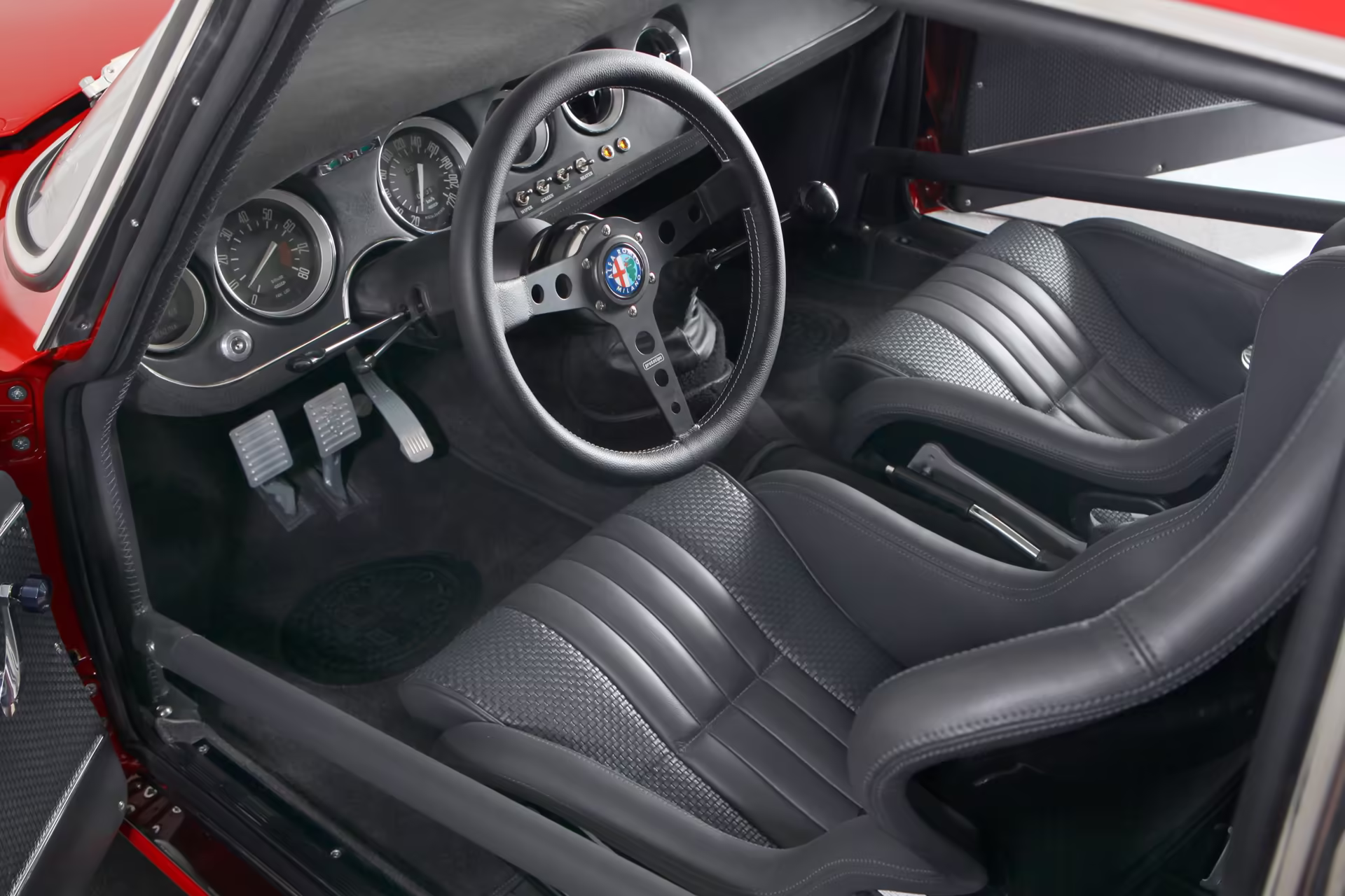 Detalhe traseiro do GTA-R 290 021 vermelho com logotipo Alfaholics-R