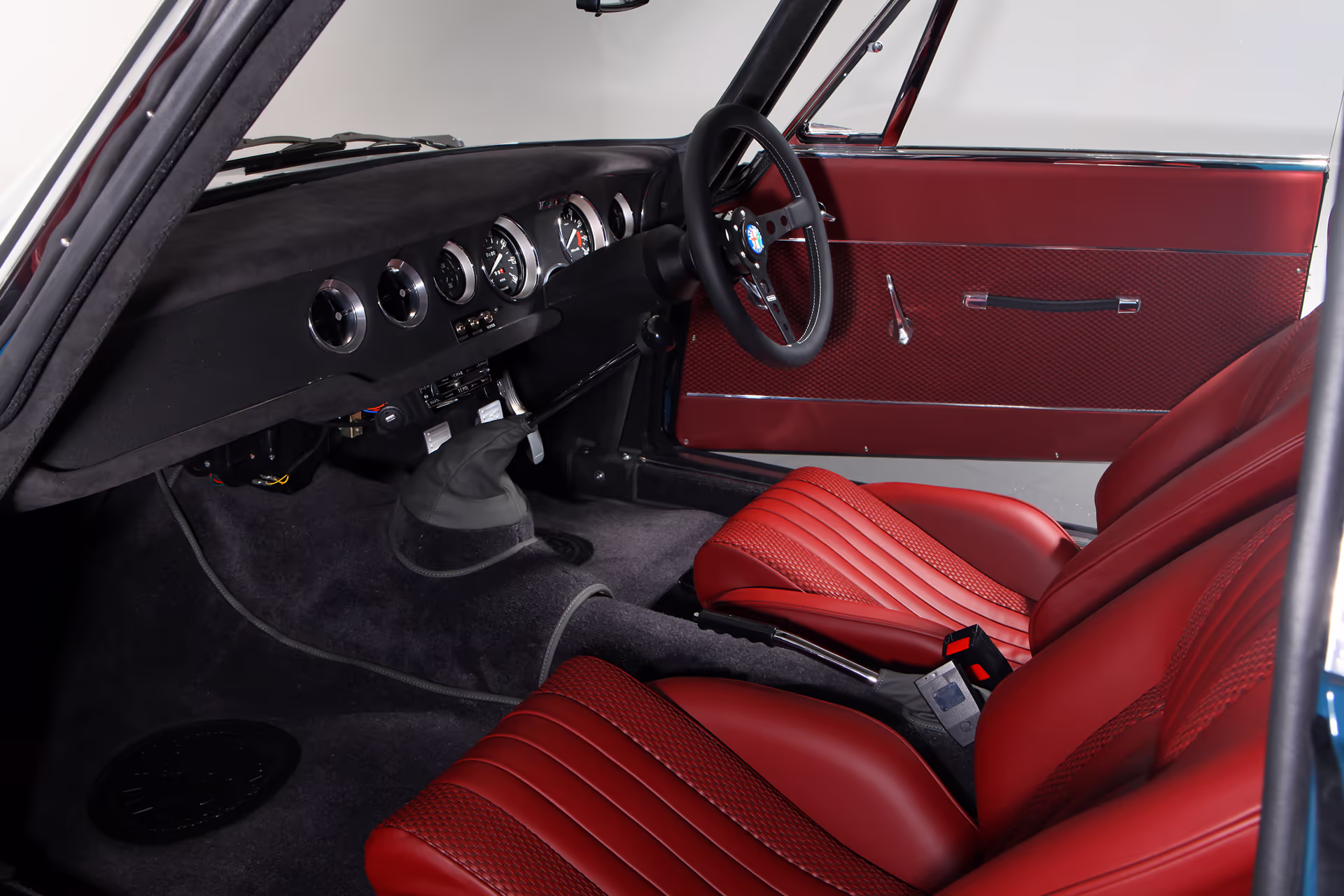 Interior do GTA-R 300 023 com bancos Sport Road em basket weave