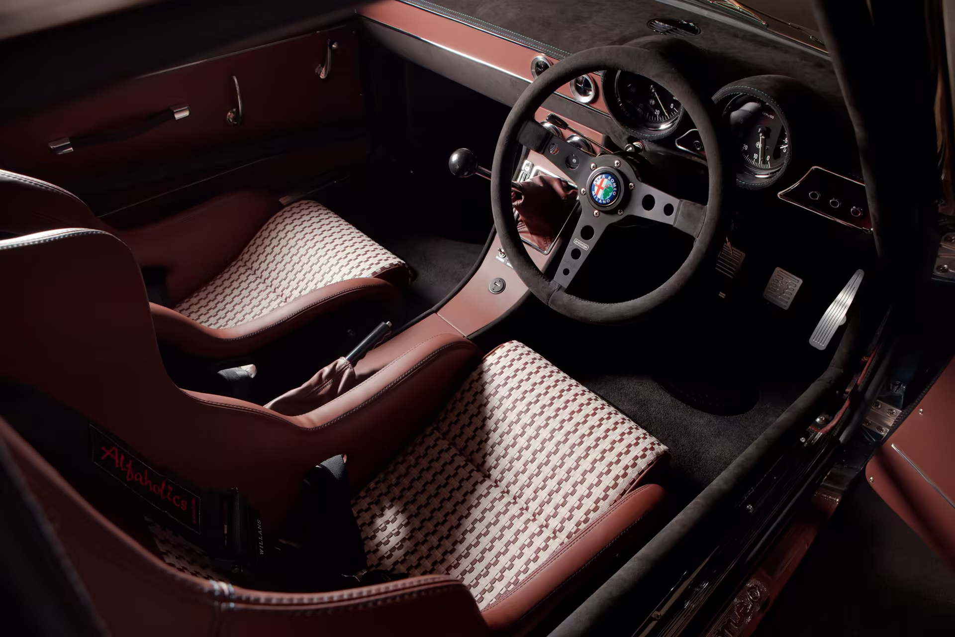 Interior do GTA-R 024 com volante Momo Prototipo e couro Marrone