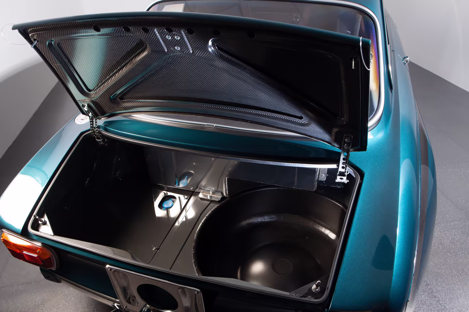 Detalhe do vão de motor do GTA-R 024 com tampa de válvulas GTAm em preto crackle
