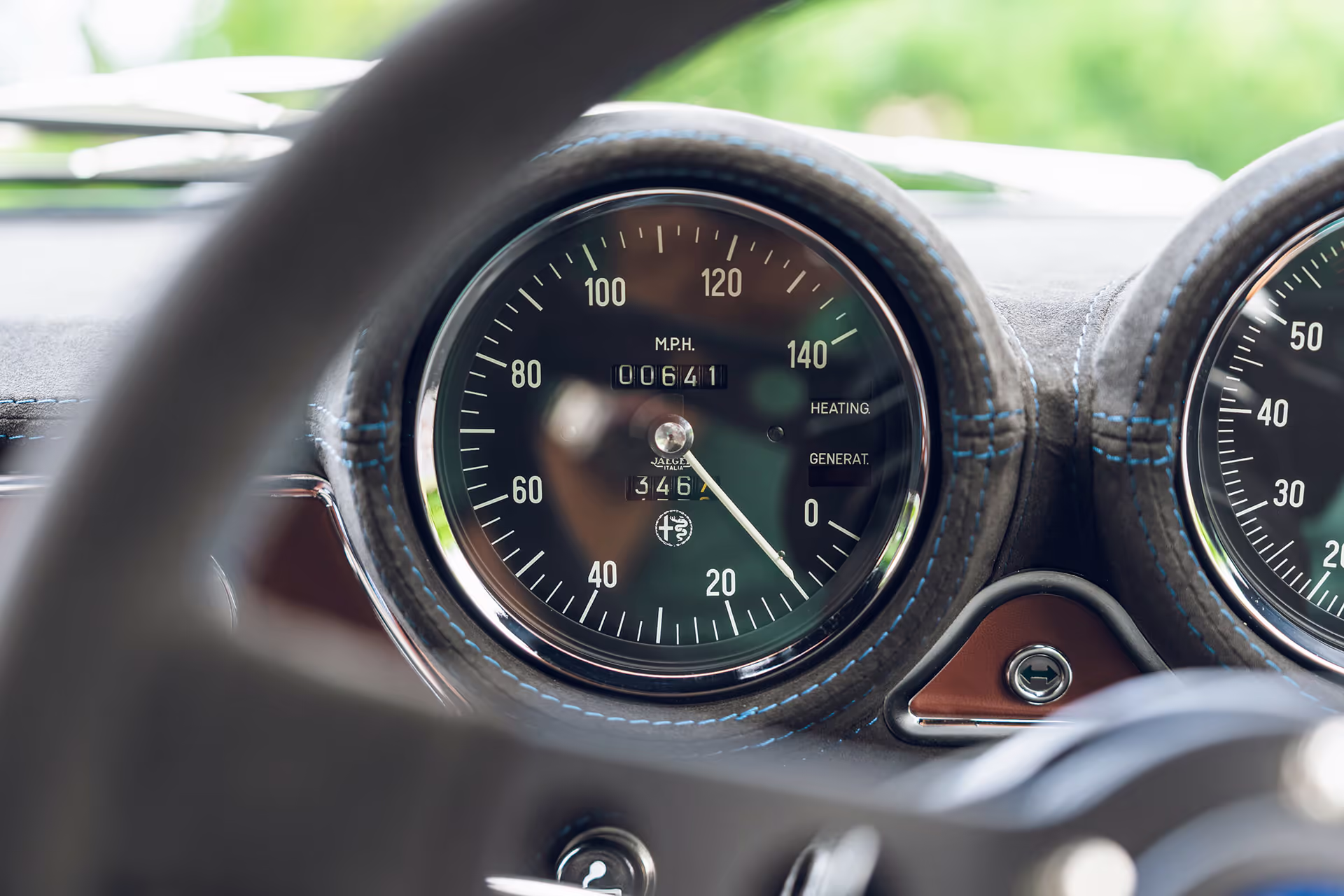 Detalhe do banco Alfaholics em couro Marrone com centros linen weave