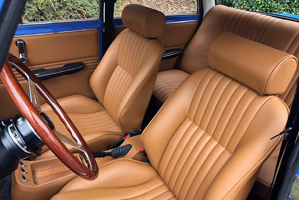 Alfa Romeo Giulia Super 1973 branco em três quartos frontal em ambiente urbano