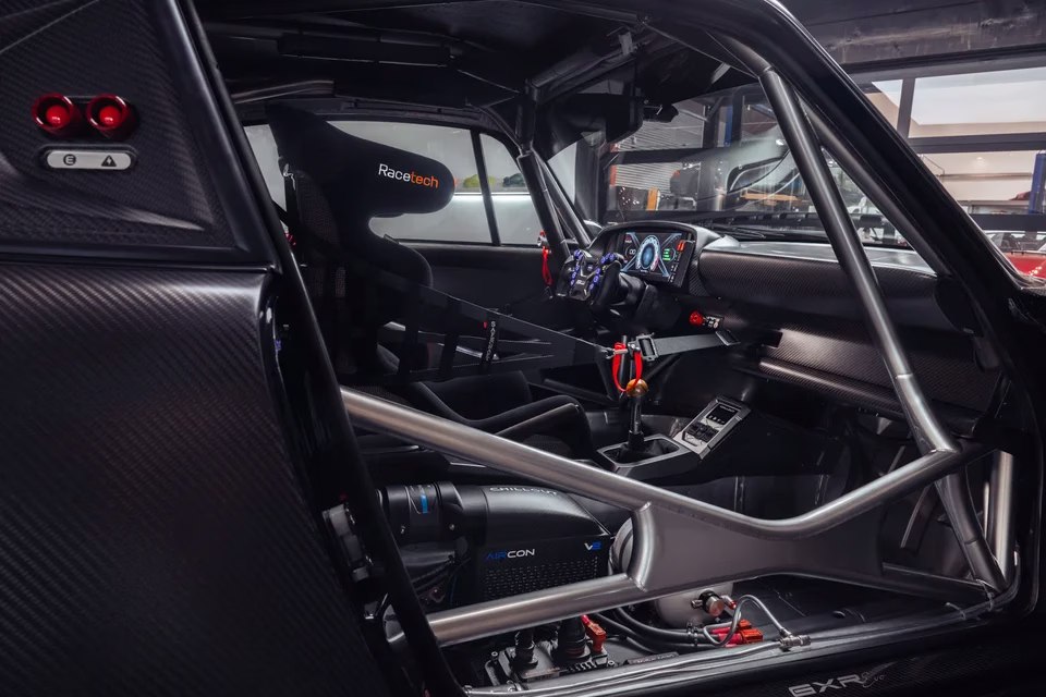 Cockpit do Gunther Werks GXR-Evo com gaiola e equipamentos de pista