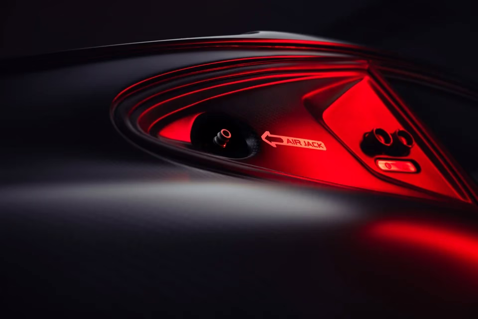 Detalhe do retrovisor e da abertura lateral do Gunther Werks GXR-Evo