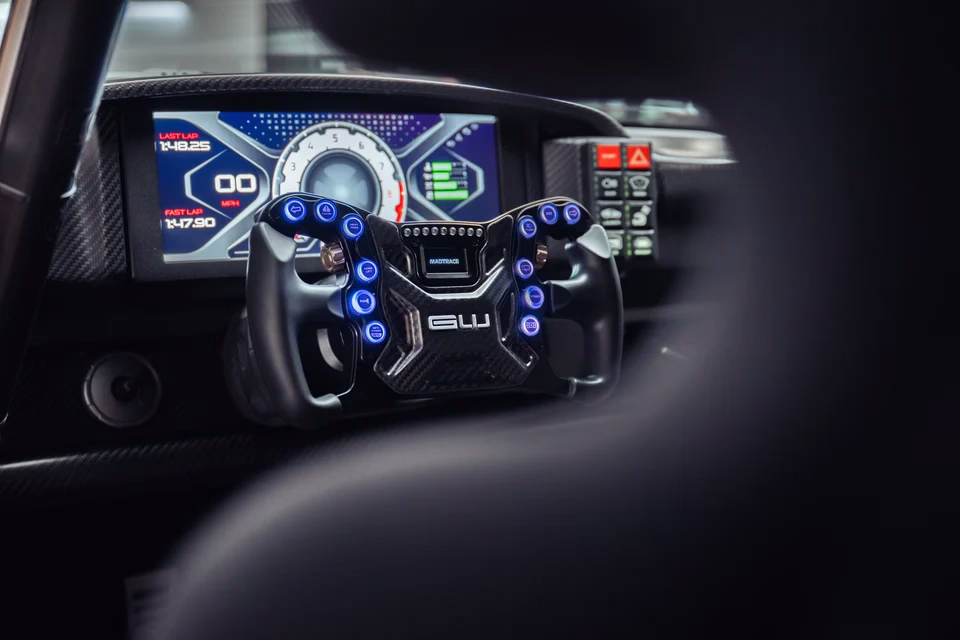 Volante removível e painel digital MoTeC do Gunther Werks GXR-Evo