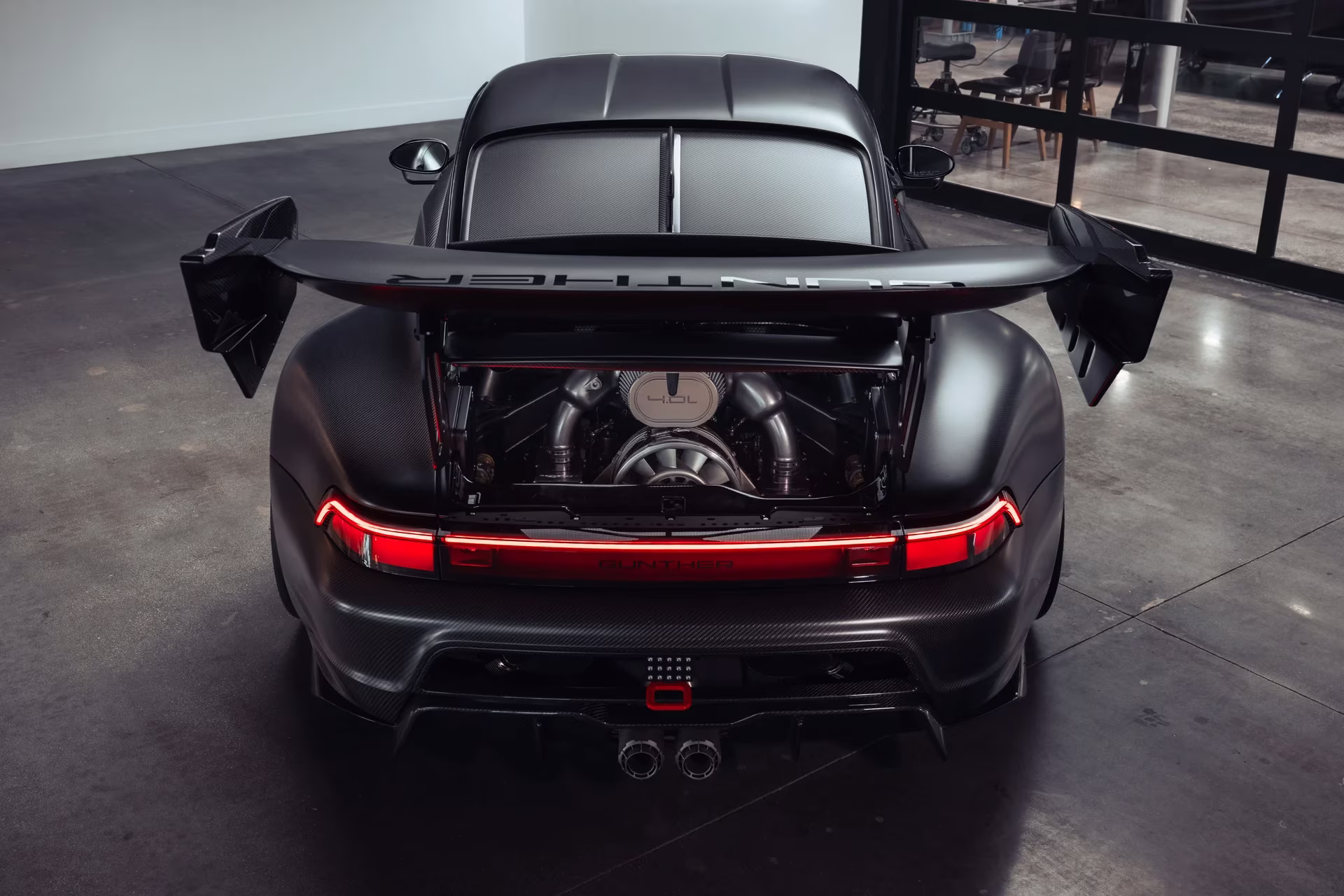 Traseira elevada do Gunther Werks GXR-Evo com compartimento do motor aberto