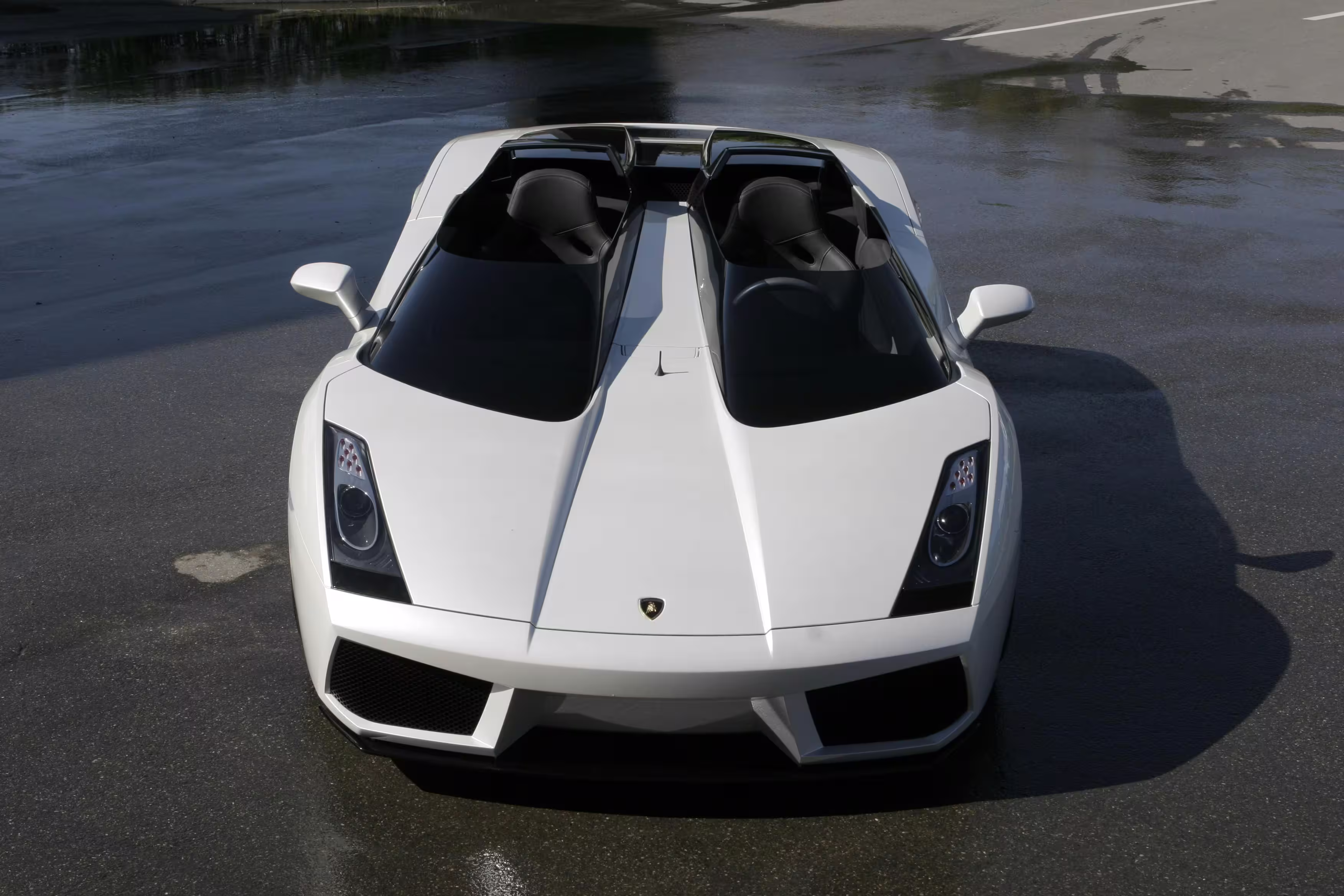 Lamborghini Concept S branco em apresentação ao ar livre