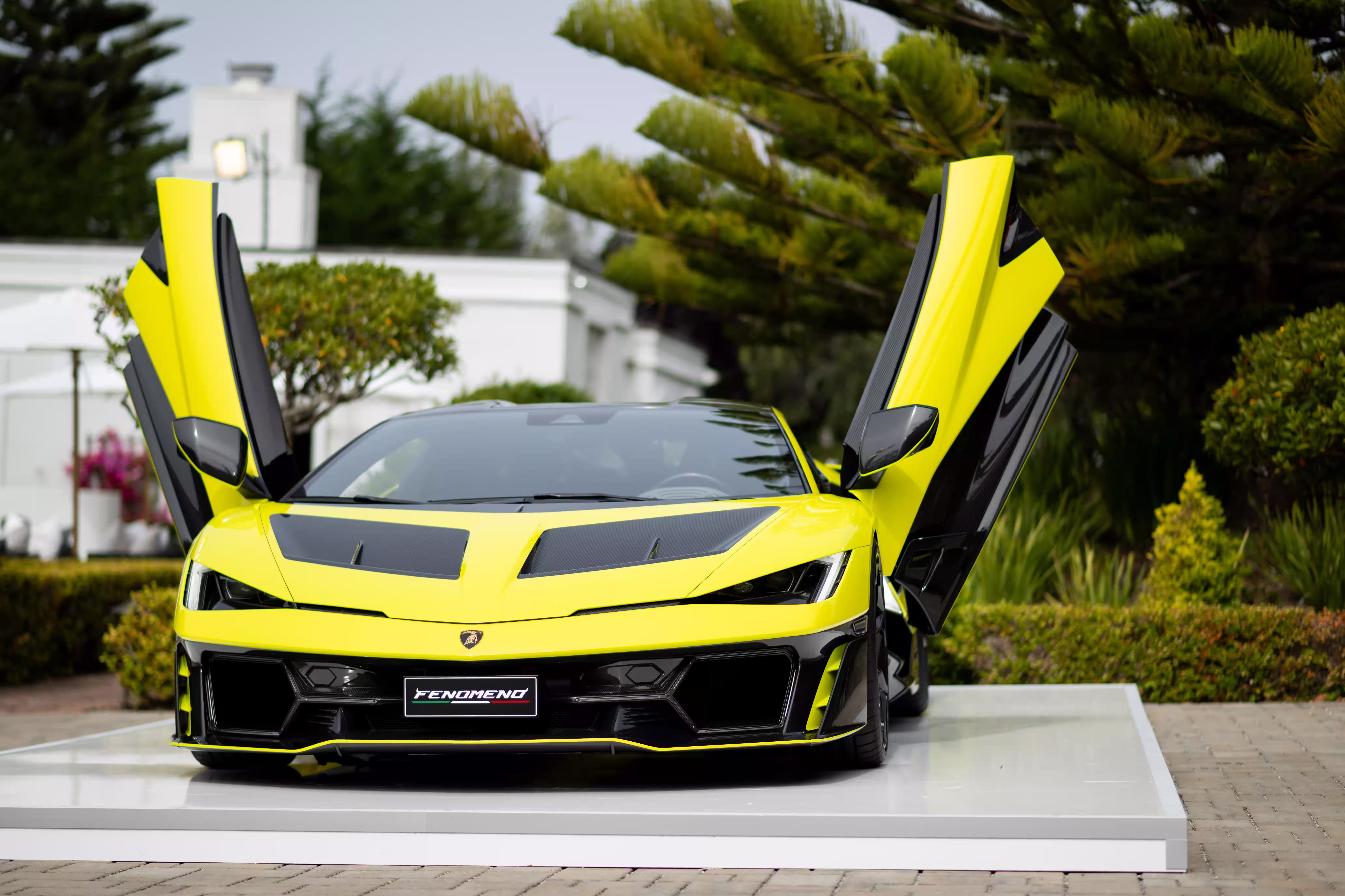 Lamborghini Fenomeno amarelo visto de frente