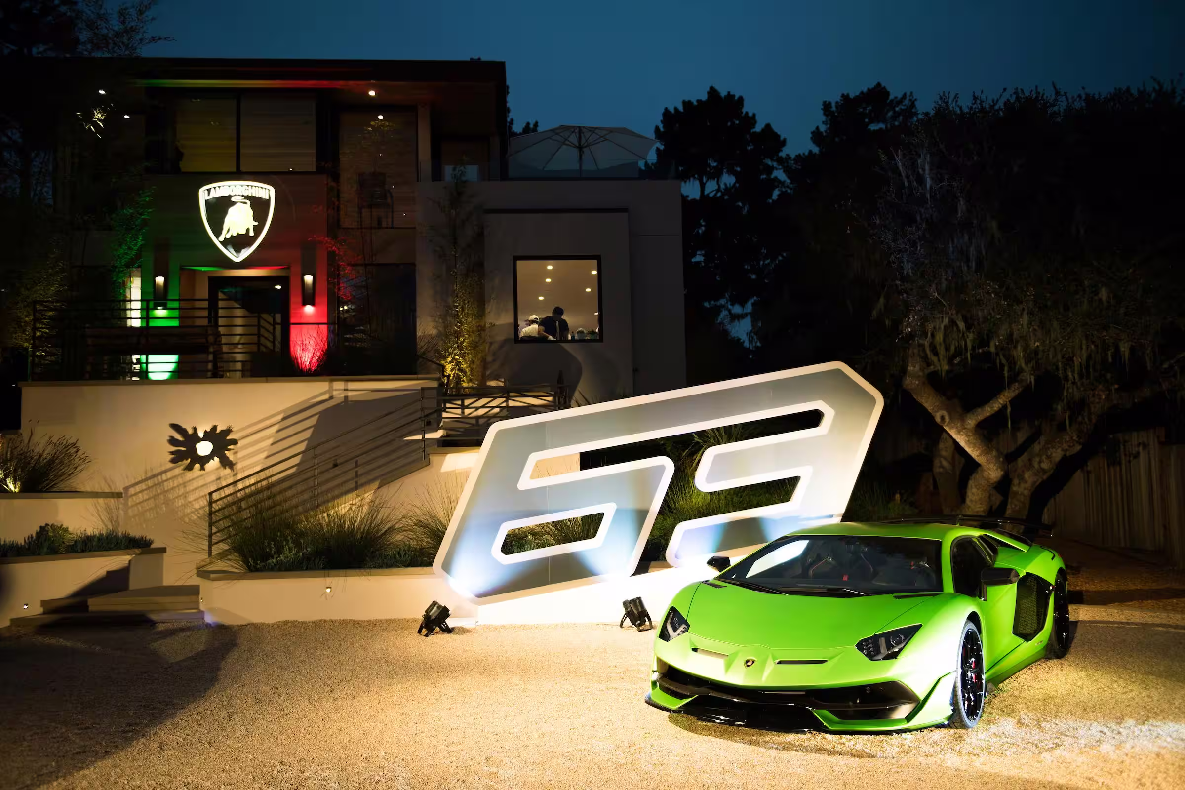 Lamborghini Aventador SVJ em apresentação noturna