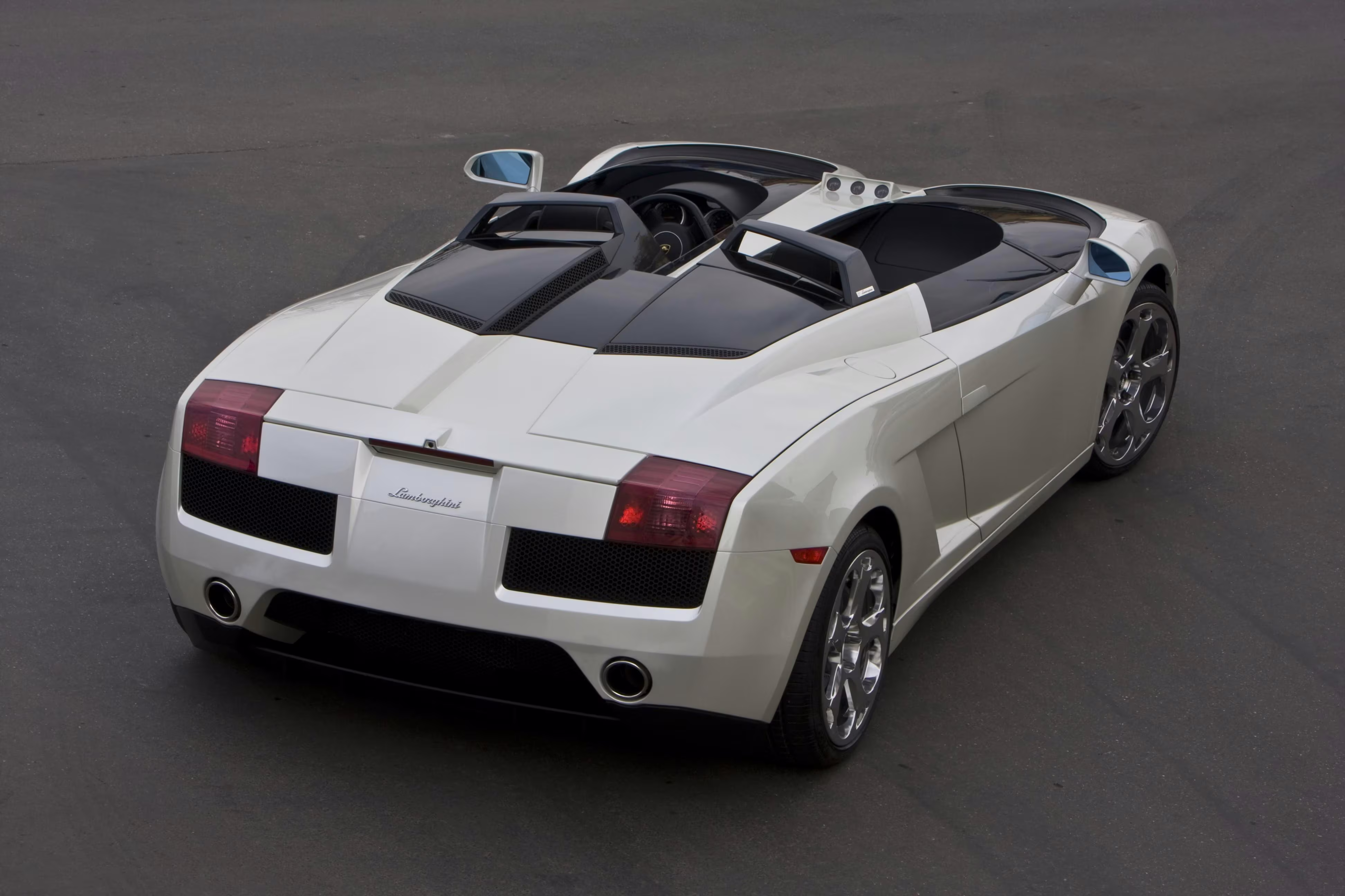 Lamborghini Concept S branco visto em três quartos traseiros