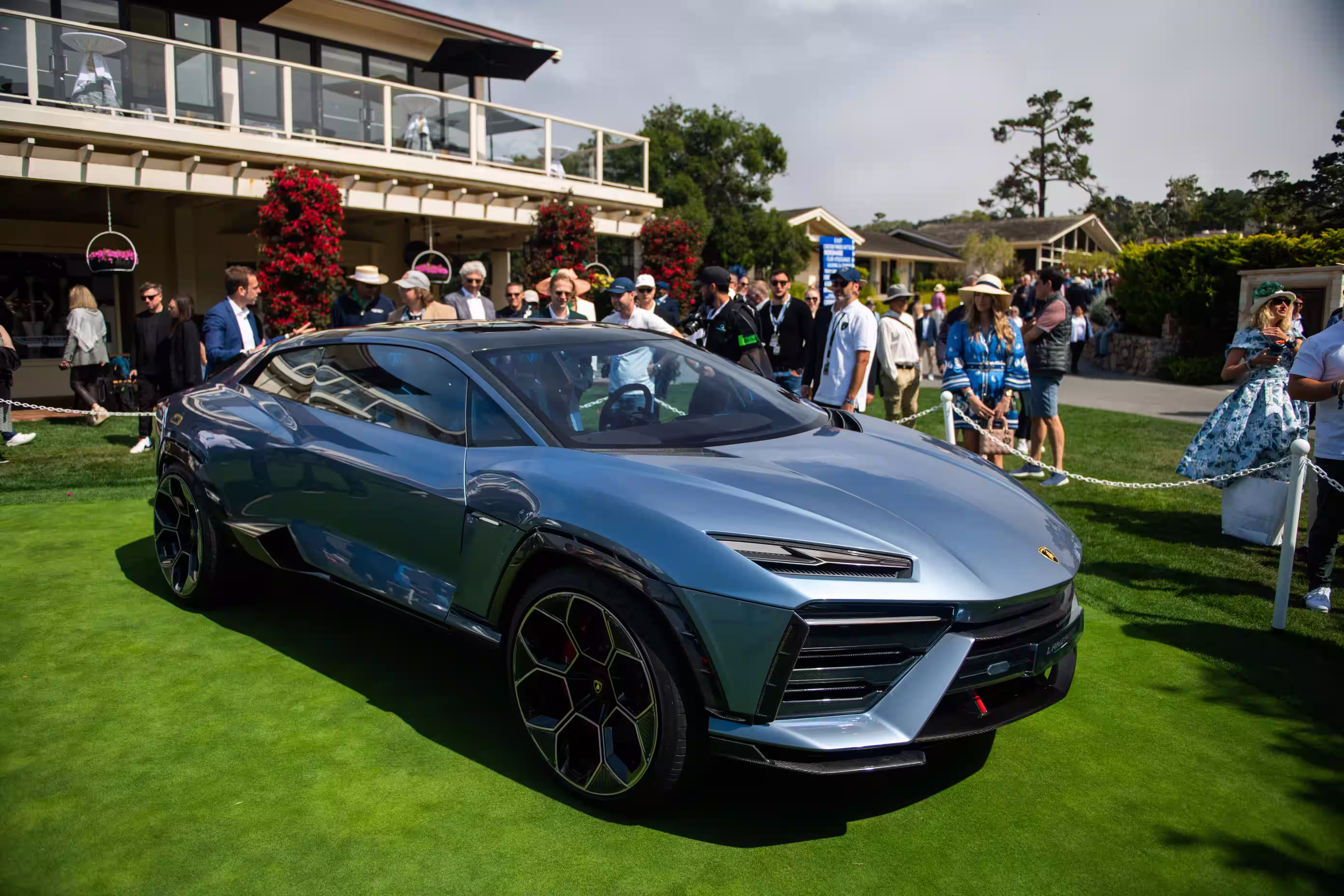 Lamborghini Lanzador concept cinza visto em três quartos dianteiros