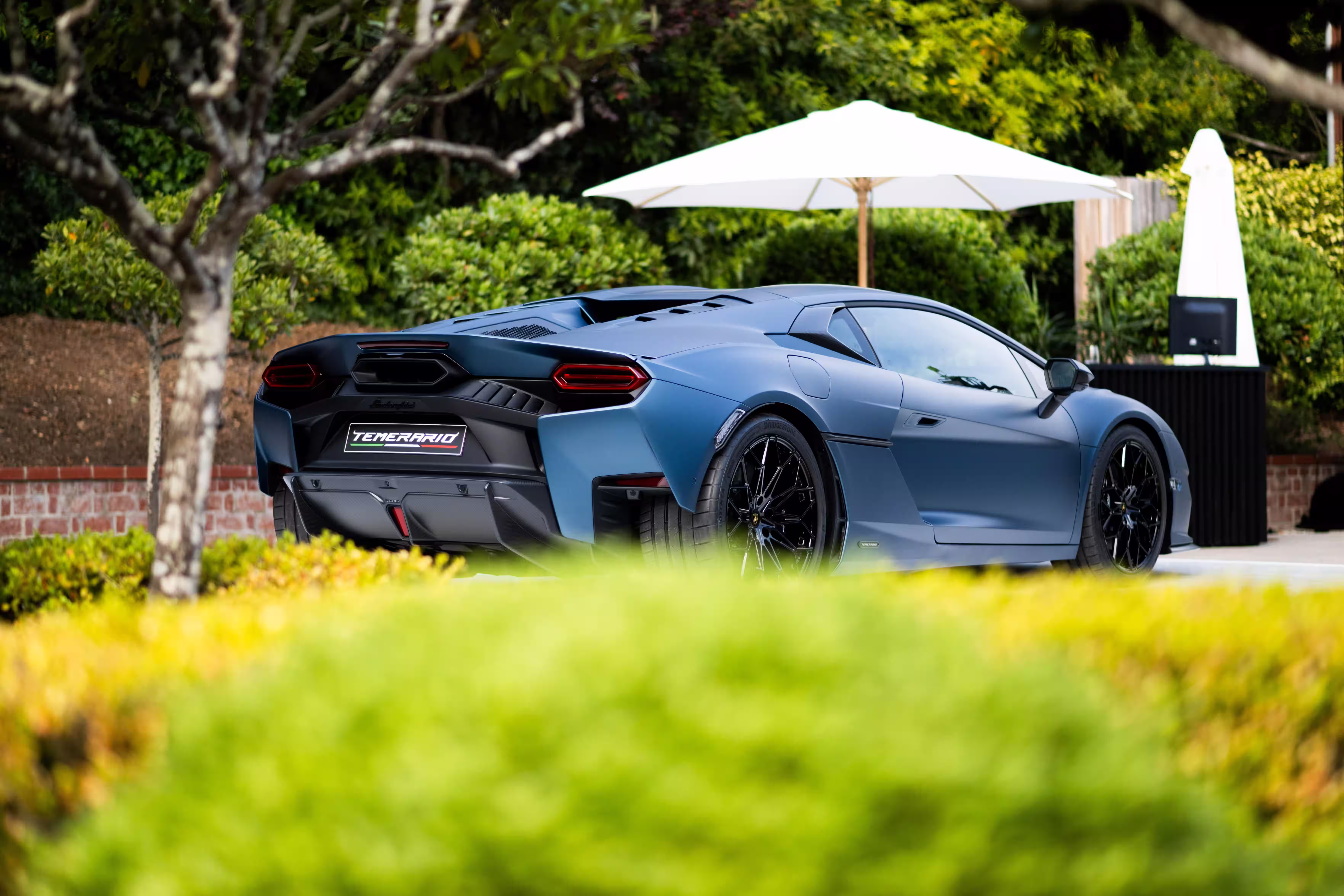 Lamborghini Temerario azul visto em três quartos traseiros