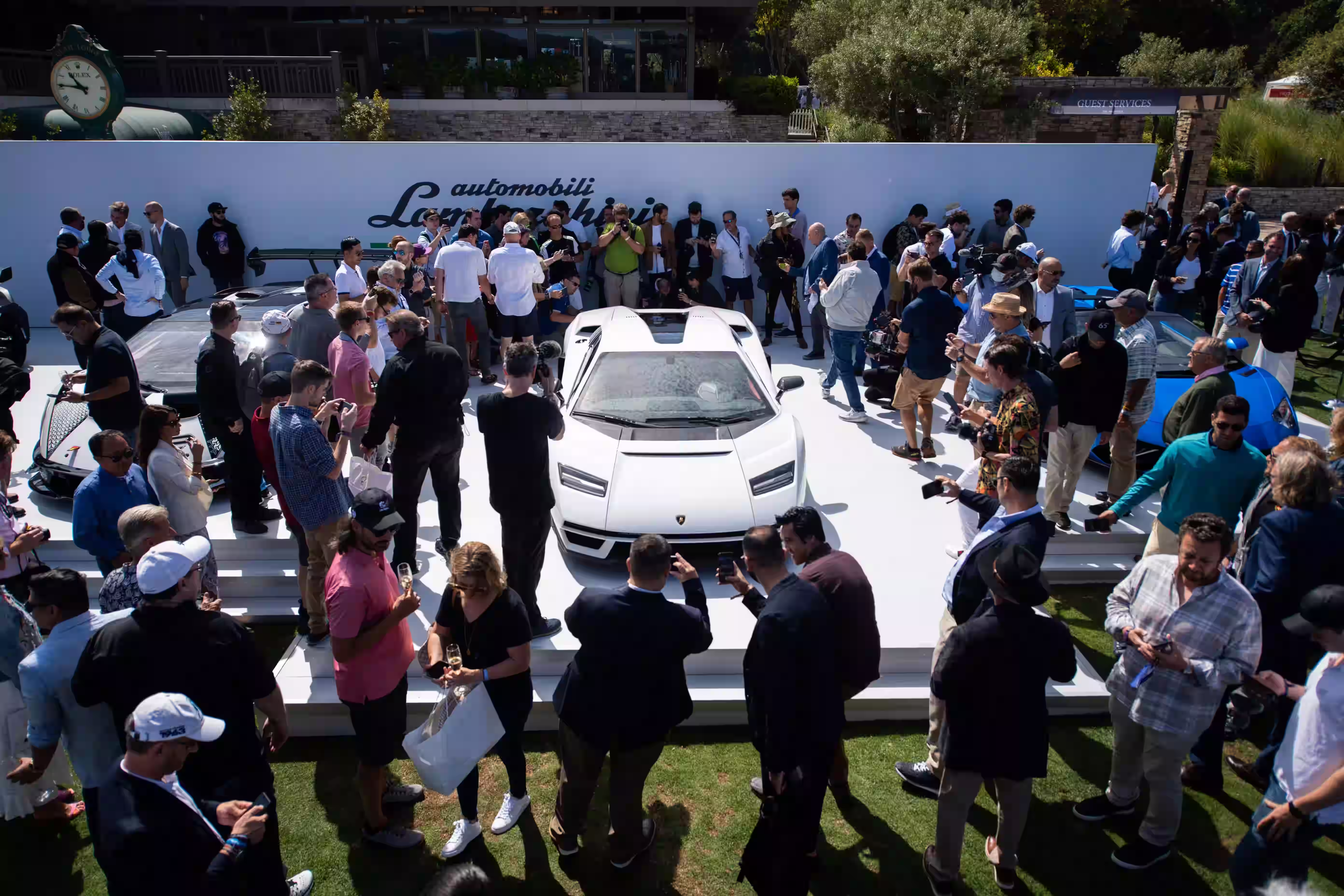 Lamborghini Aventador SVJ branco visto de cima