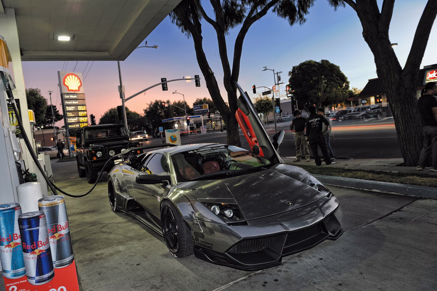 Lamborghini Murciélago prata com kit Liberty Walk em posto de gasolina Shell durante o SEMA 2008