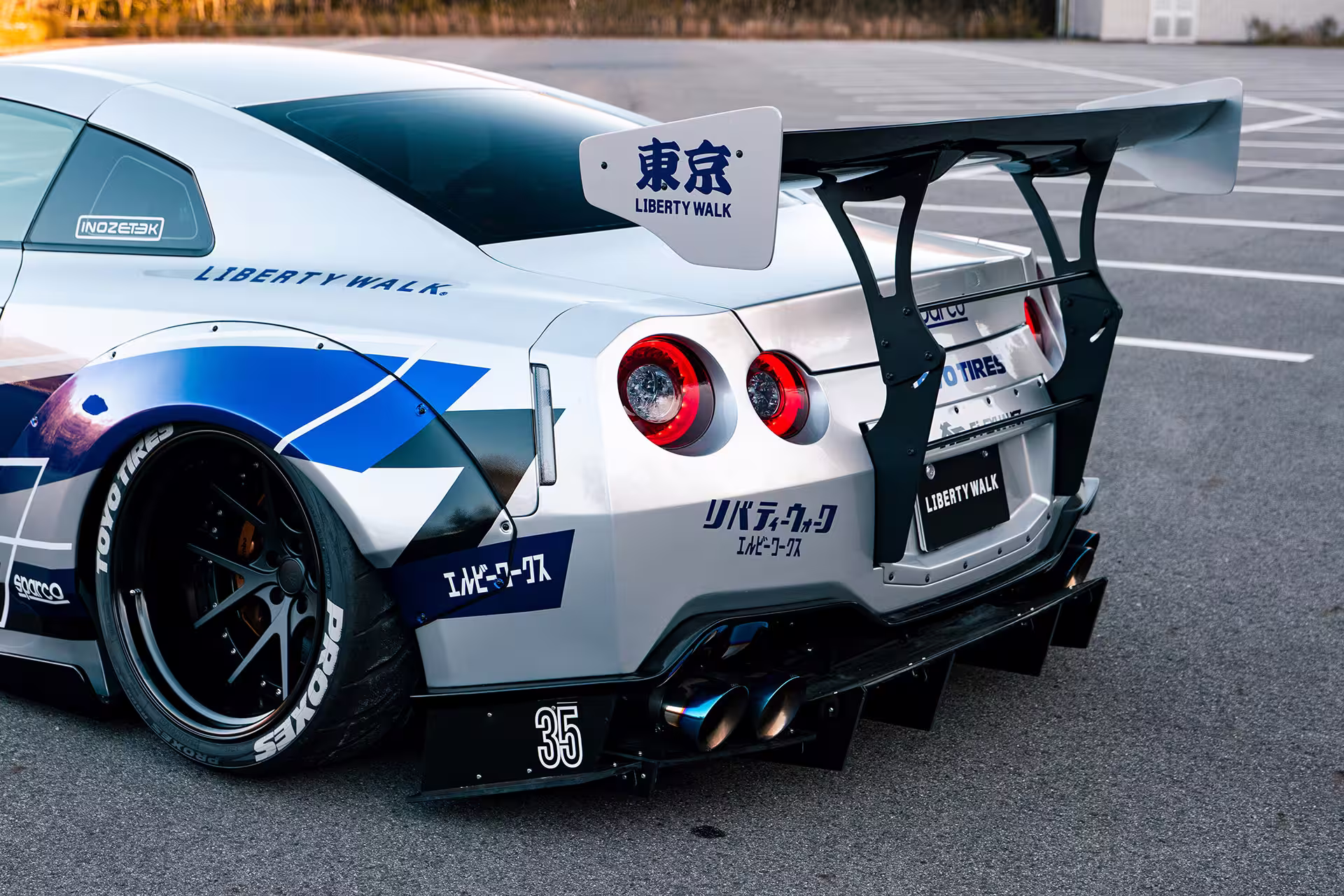 LB-WORKS Type 2 branco visto por trás com placa Tokyo