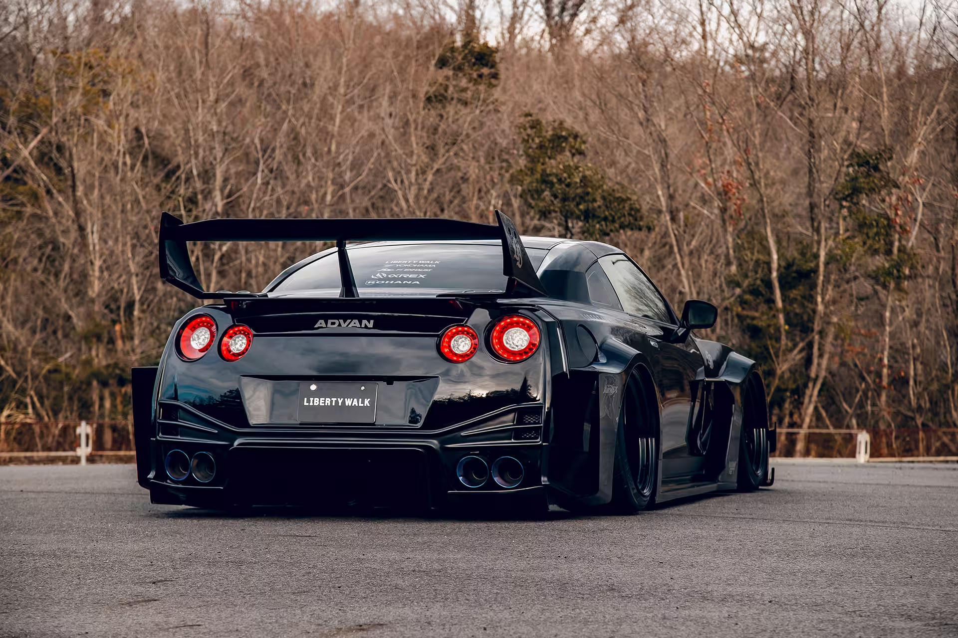 LB-Silhouette WORKS GT preto visto por trás com asa GT Wing e difusor