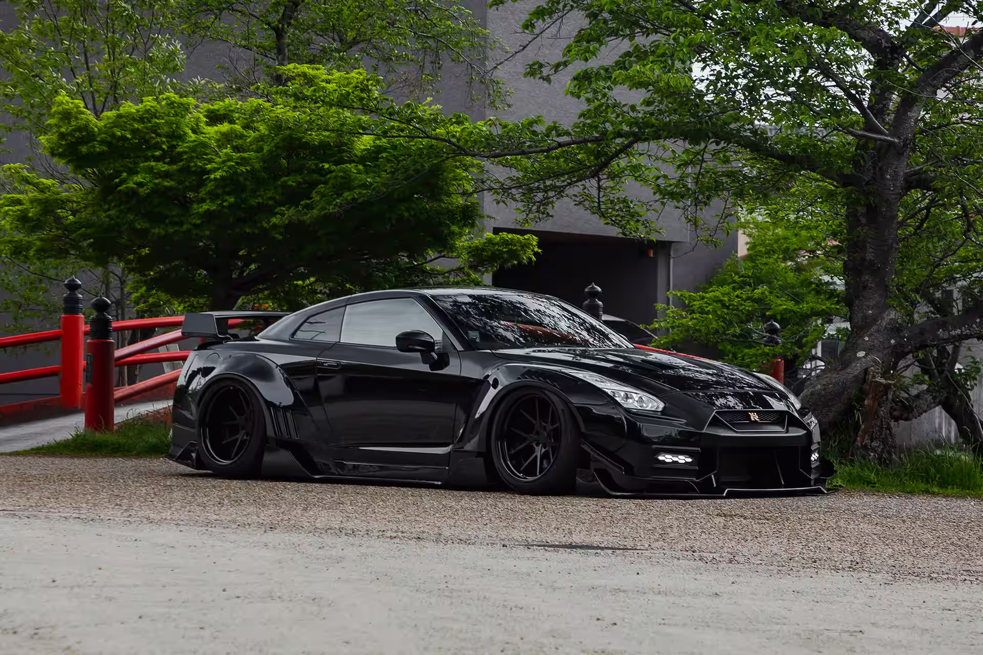 LB-WORKS GT Nissan 35GT-R Final Edition preto em três-quartos com portal torii mais próximo