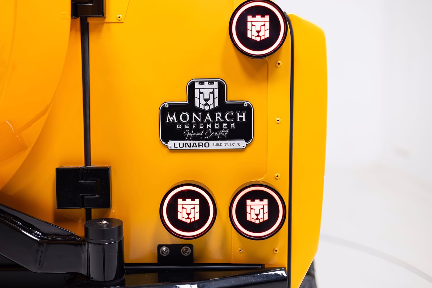 Placa de identificação Lunaro e lanternas traseiras do Monarch Defender