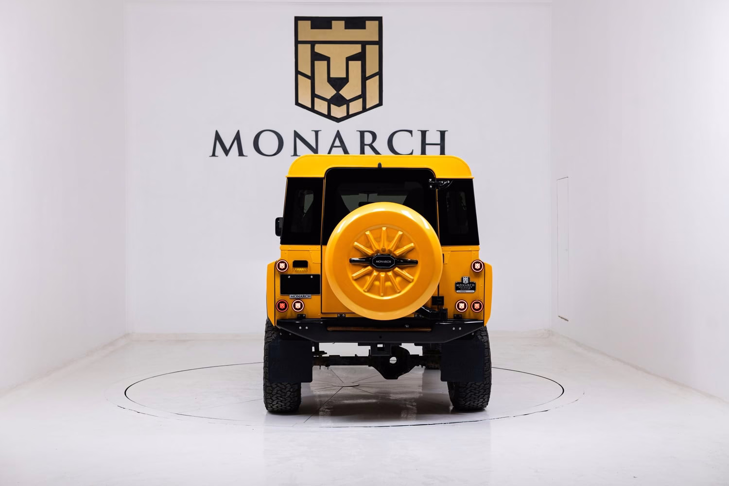 Traseira do Monarch Defender Lunaro com estepe externo
