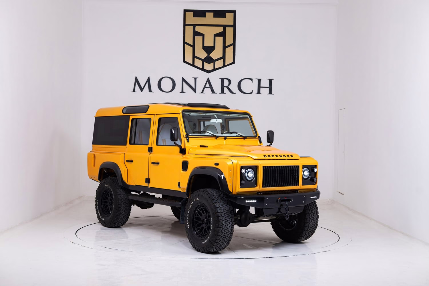 Monarch Defender Lunaro em três quartos dianteiros no estúdio da empresa