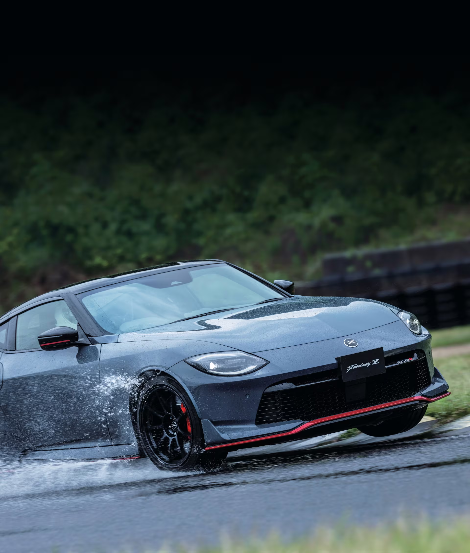 Nissan Fairlady Z NISMO cinza em pista molhada em enquadramento vertical