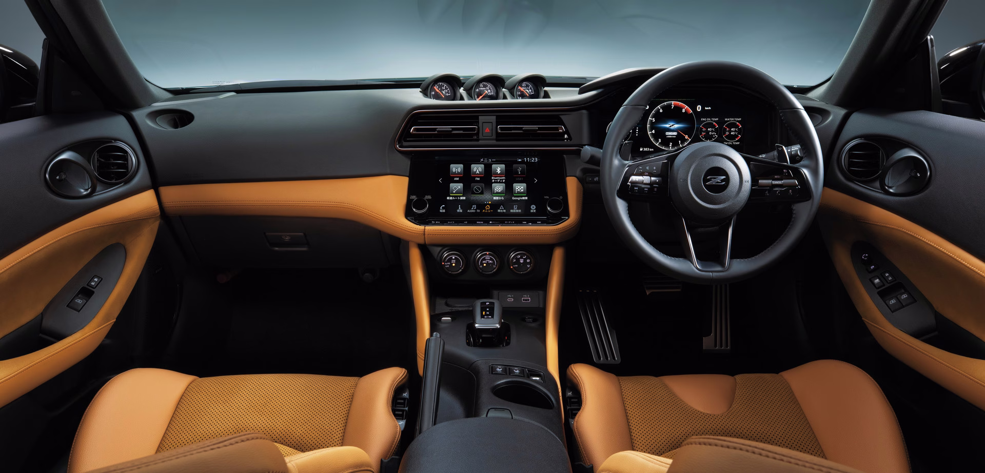Painel do Nissan Fairlady Z com interior caramelo e volante à direita