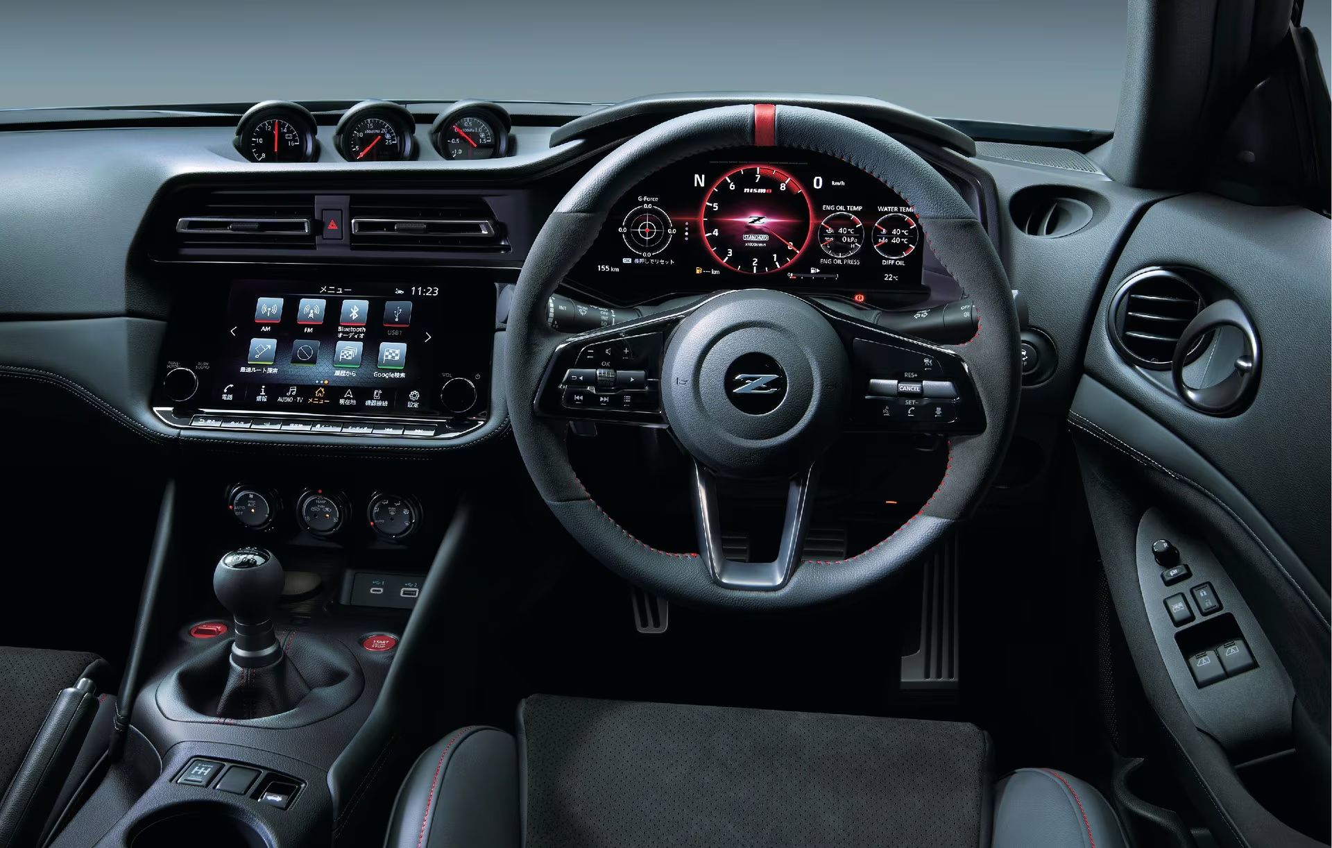 Cockpit do Nissan Fairlady Z NISMO com câmbio manual