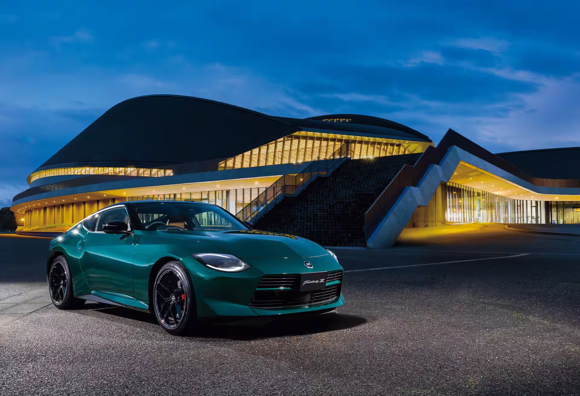 Nissan Fairlady Z verde estacionado diante de museu iluminado