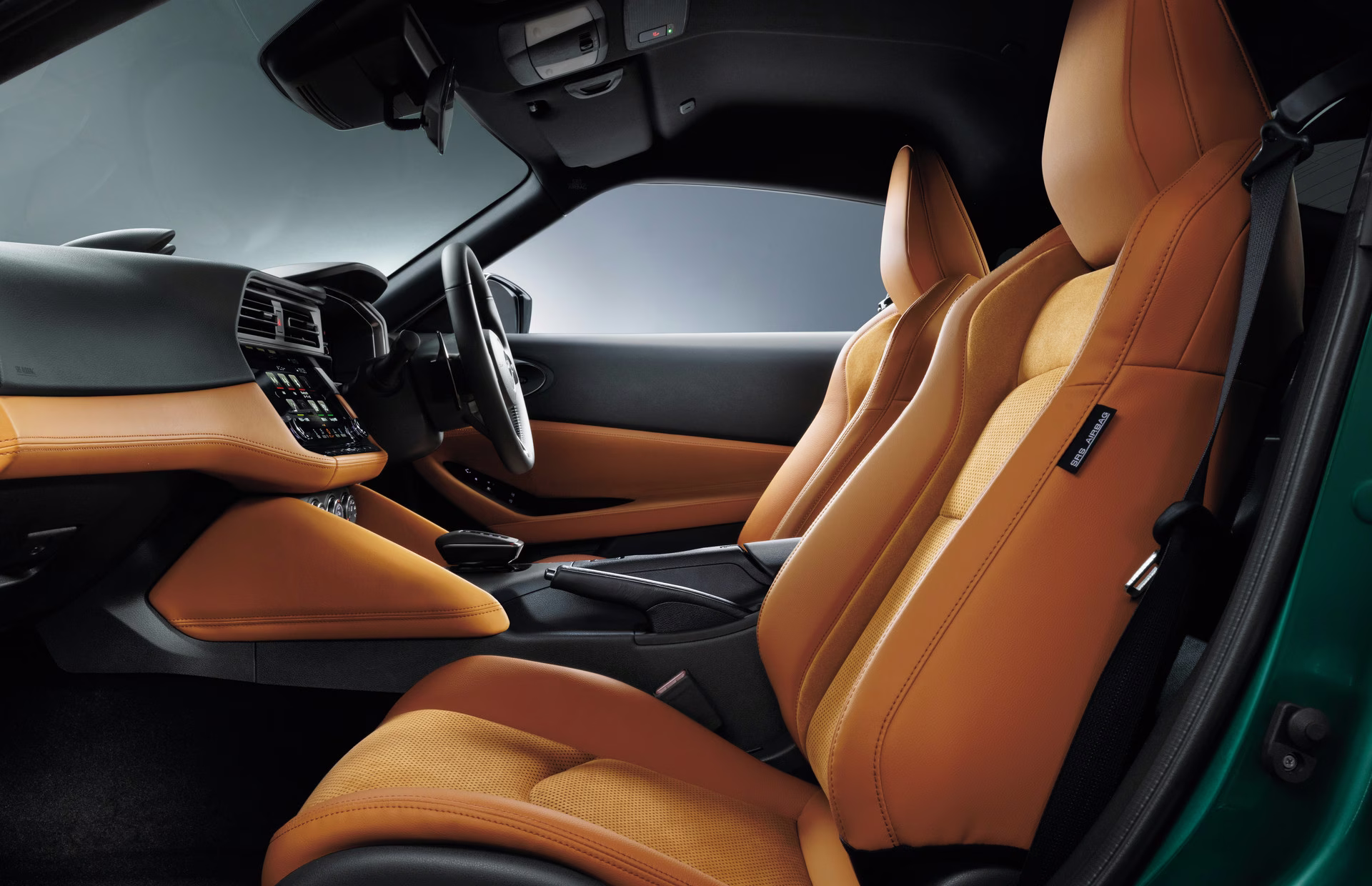 Bancos dianteiros e acabamento caramelo do Nissan Fairlady Z