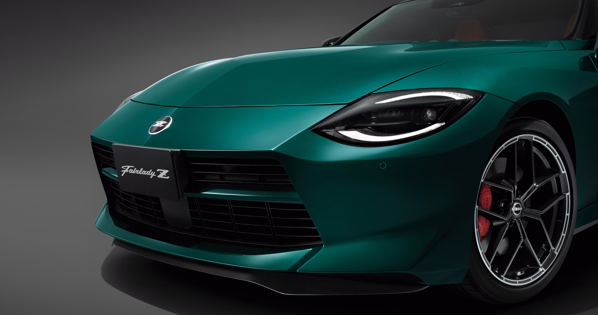 Detalhe da nova dianteira do Nissan Fairlady Z verde