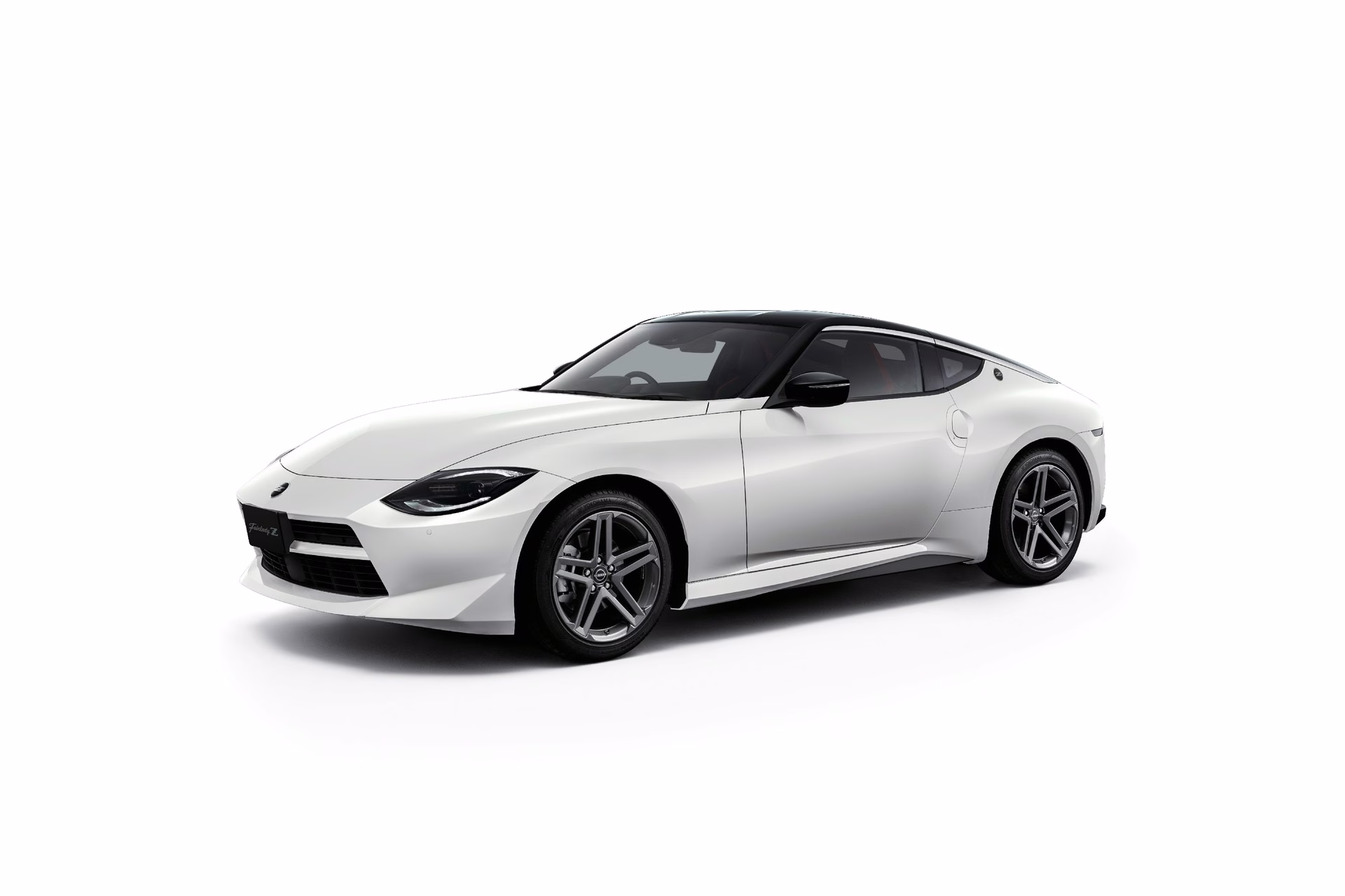 Nissan Fairlady Z branco em estúdio visto de frente em três quartos