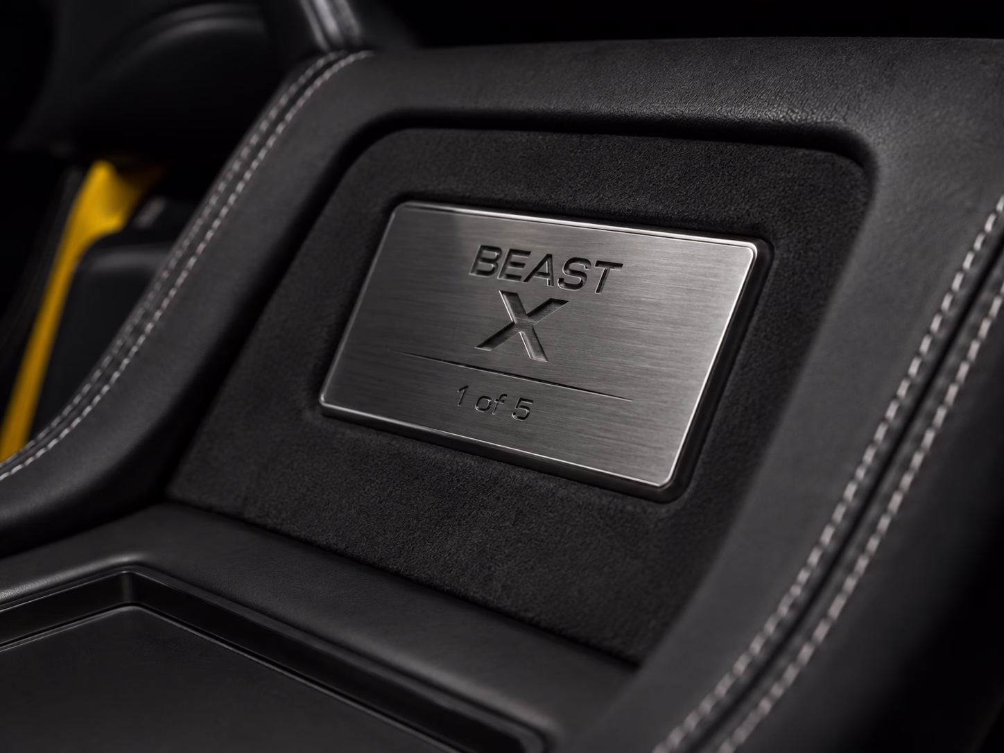 Placa numerada com o logotipo Beast X aplicada no painel do carro