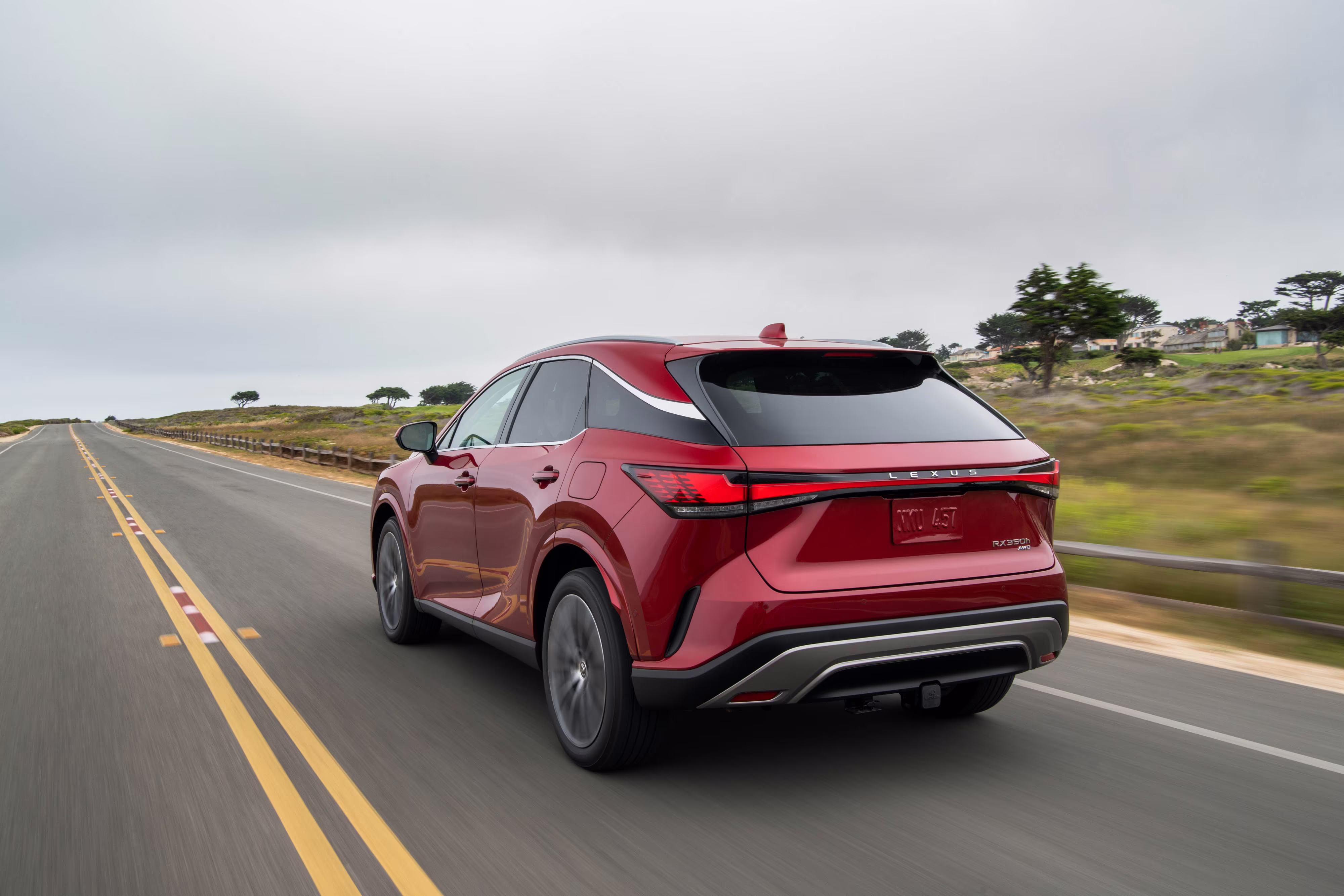 RX 350h Premium em movimento, visto pela traseira. Foto de divulgação da Lexus.