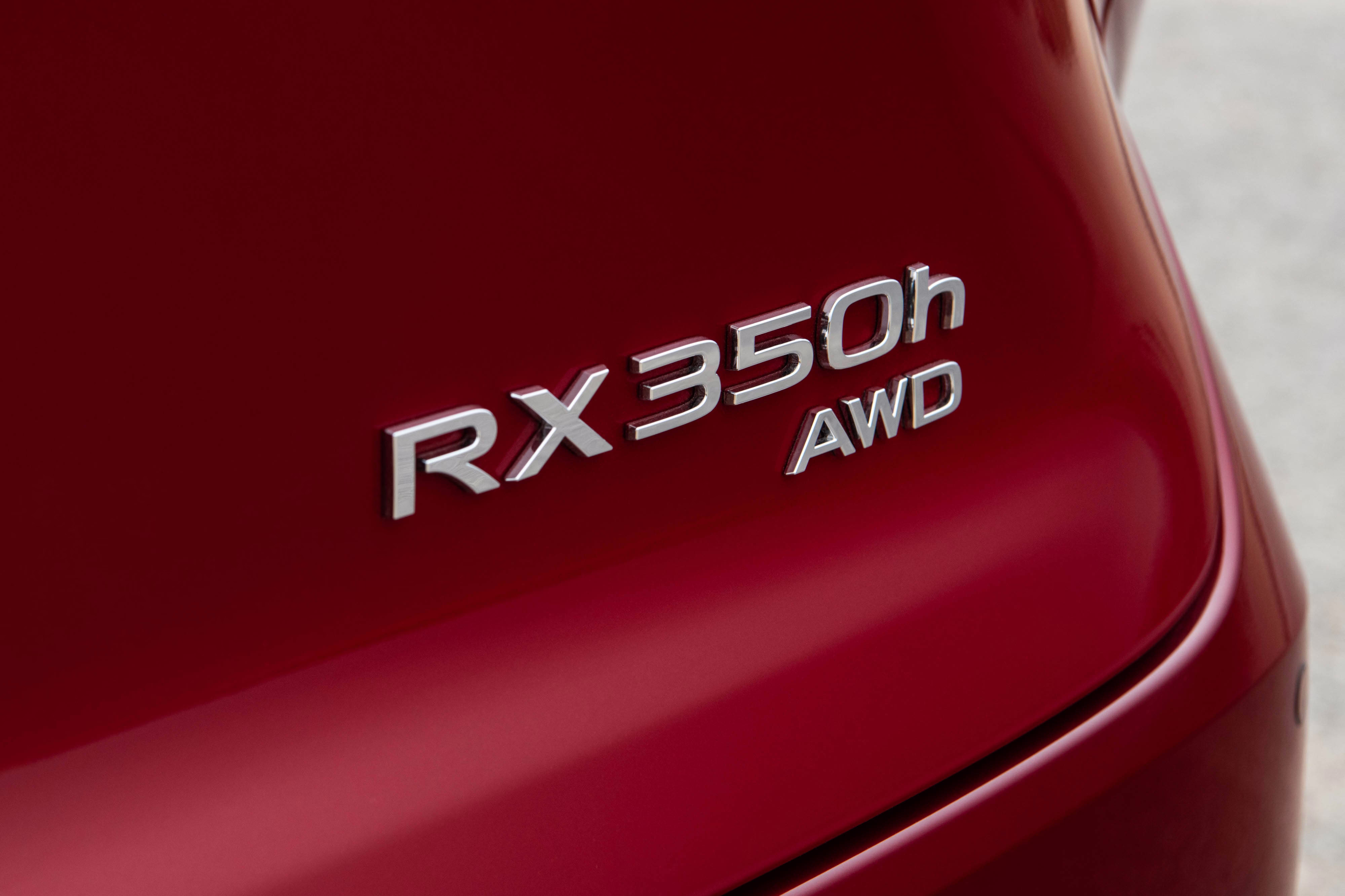 Emblema RX 350h AWD sobre a pintura Matador Red Mica. Foto de divulgação da Lexus.