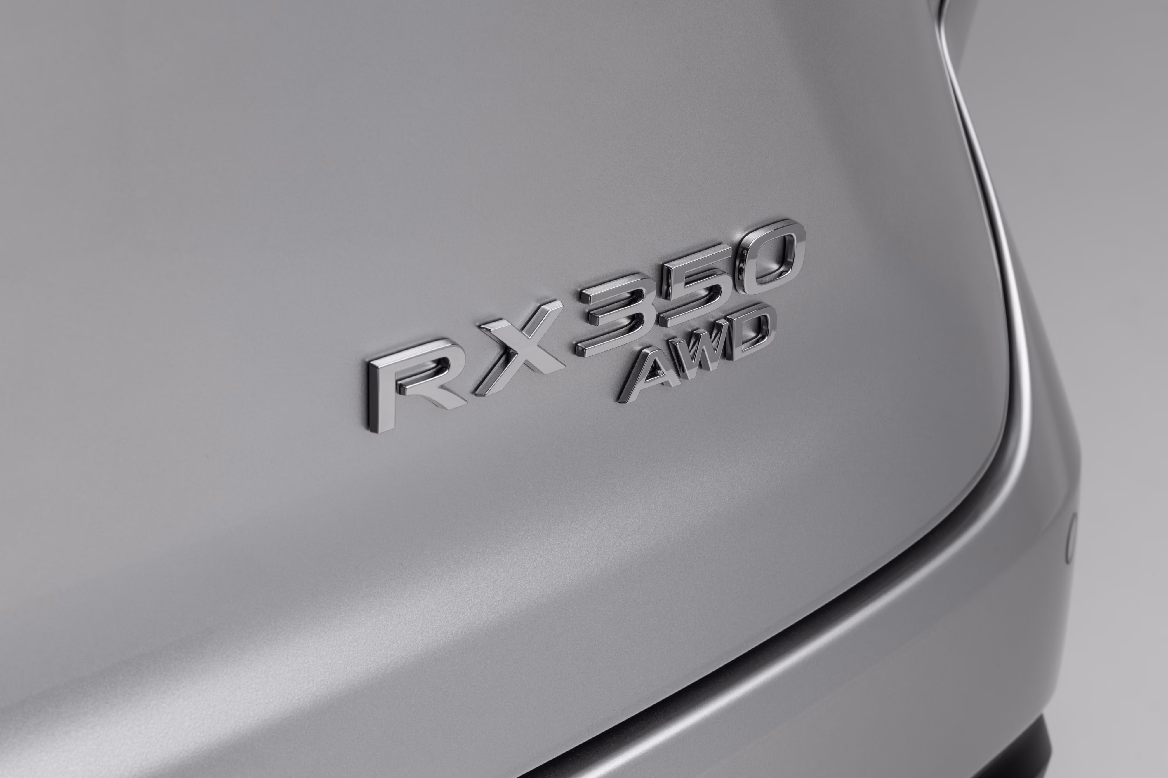 Emblema RX 350 AWD na tampa traseira. Foto de divulgação da Lexus.