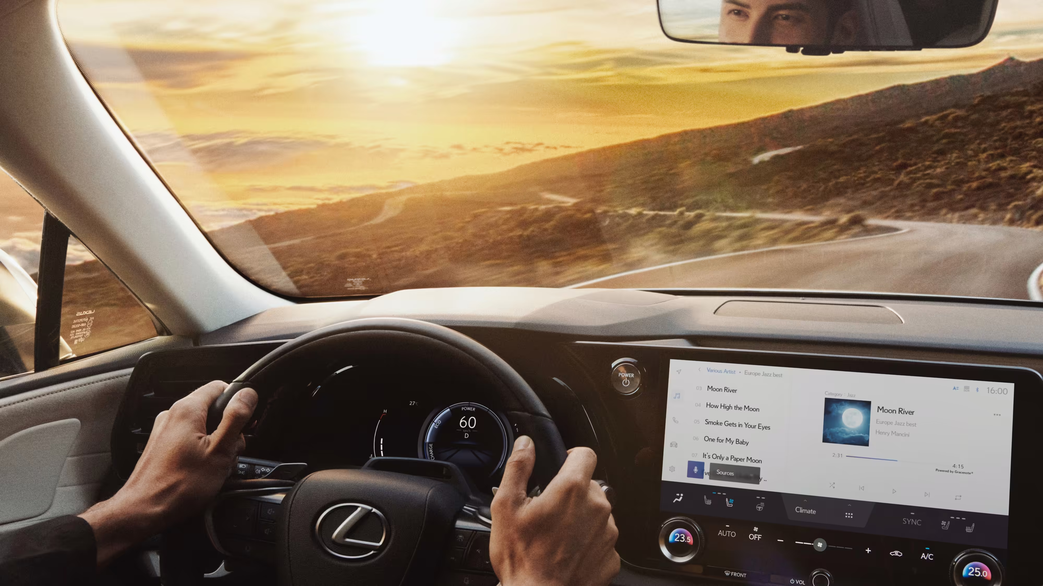 Posto de condução do RX 350, com volante e central multimídia ao alcance do motorista. Foto de divulgação da Lexus.