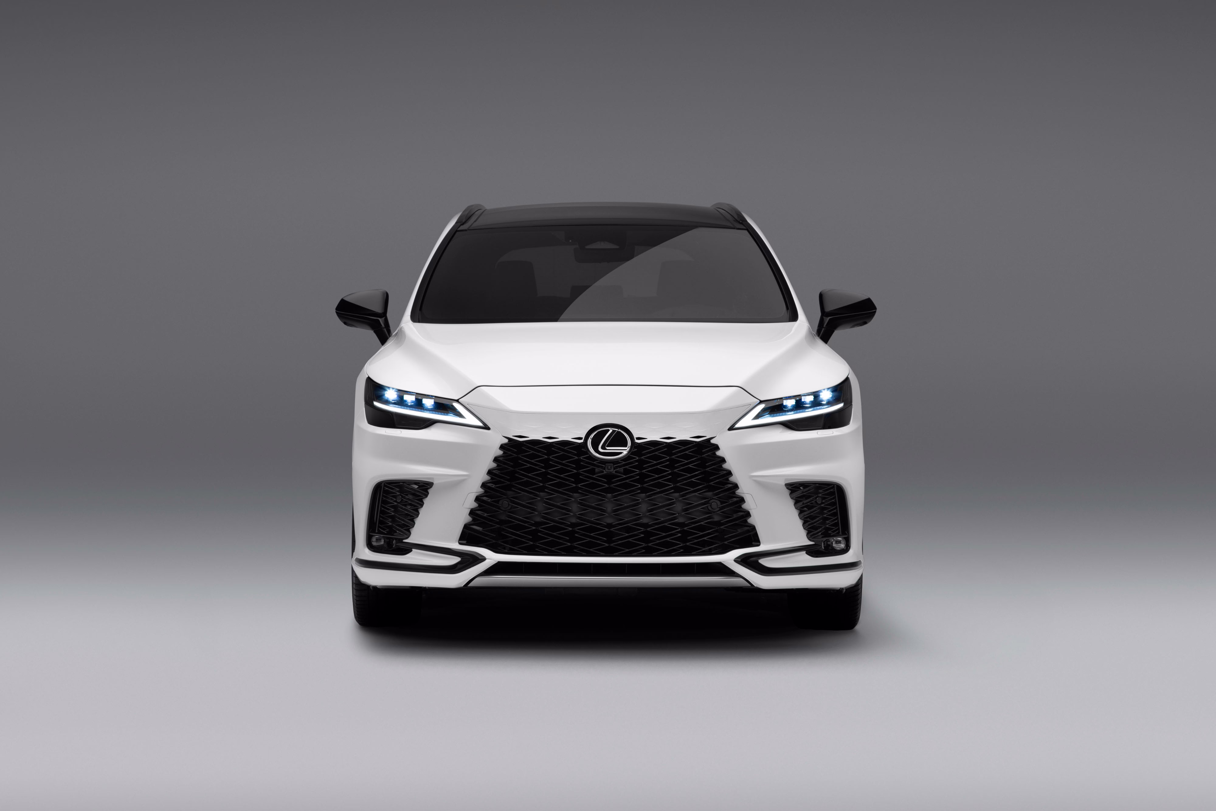 RX 500h F SPORT Performance branco visto de frente no estúdio. Foto de divulgação da Lexus.