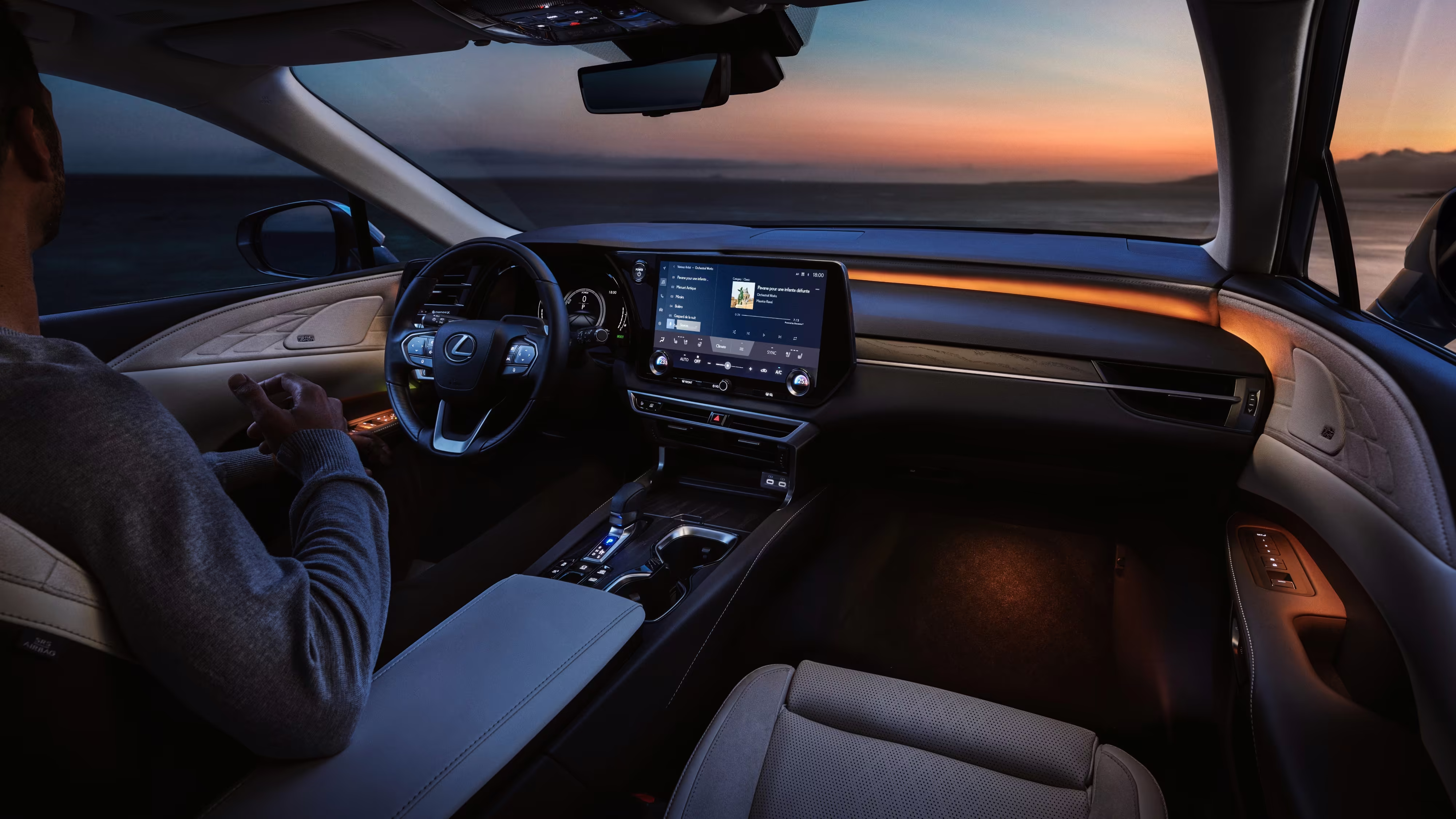 Cabine do RX 350 ao entardecer, com iluminação ambiente no painel. Foto de divulgação da Lexus.