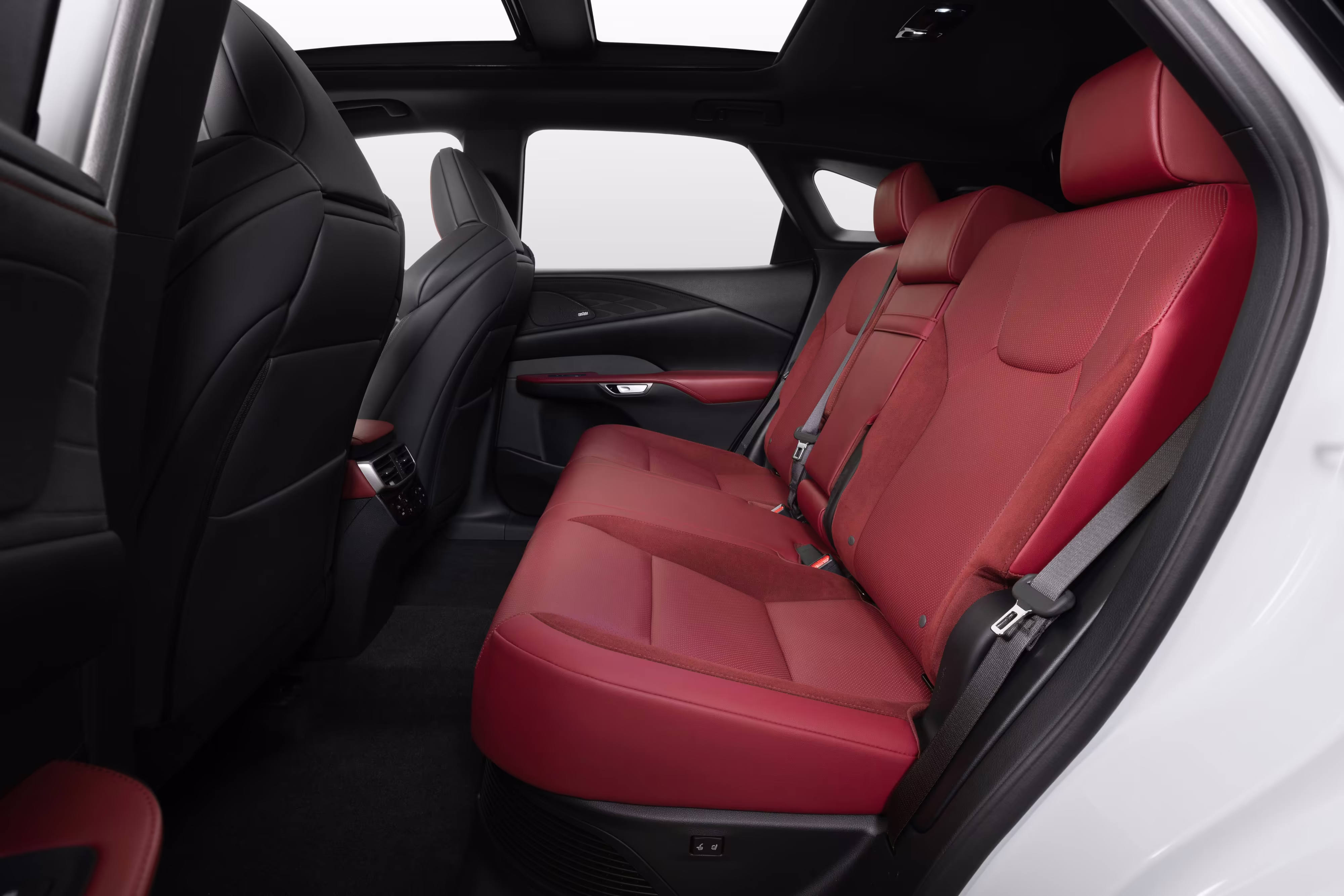Banco traseiro vermelho do RX 500h F SPORT Performance. Foto de divulgação da Lexus.