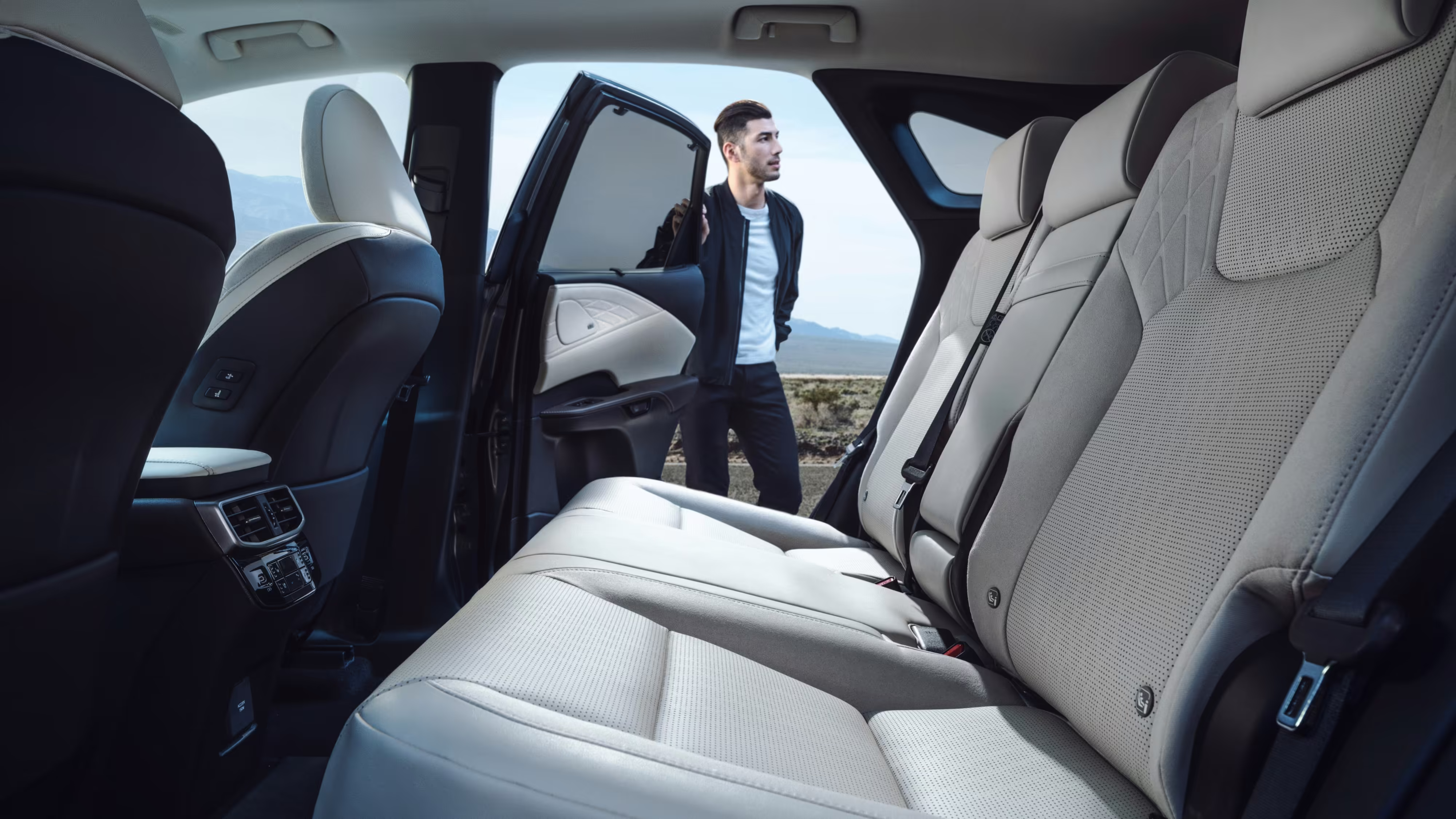 Banco traseiro do RX 350 e acesso pela porta aberta. Foto de divulgação da Lexus.