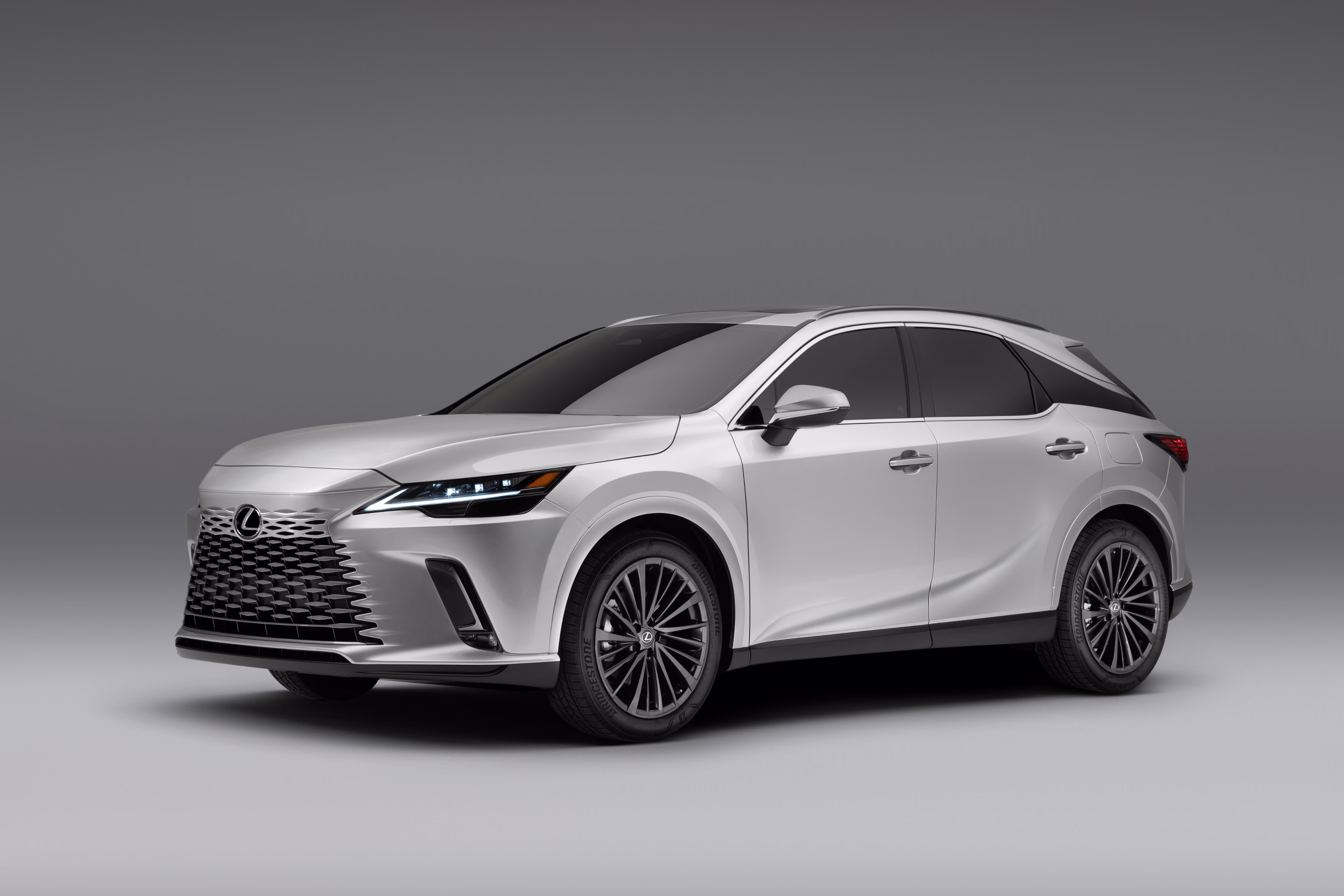 RX 350 Premium visto em três quartos dianteiros no estúdio. Foto de divulgação da Lexus.