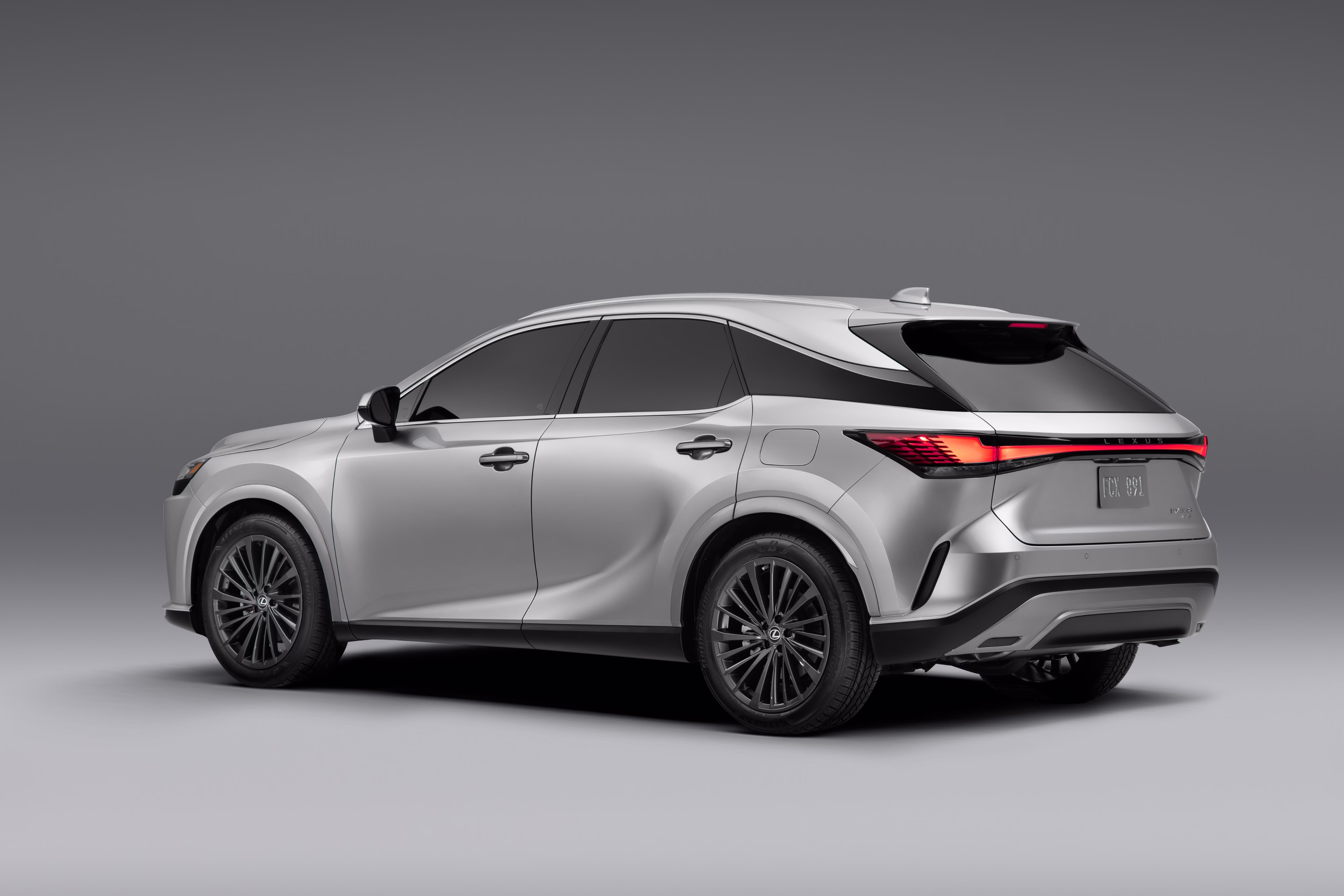 Traseira em três quartos do RX 350 Premium. Foto de divulgação da Lexus.