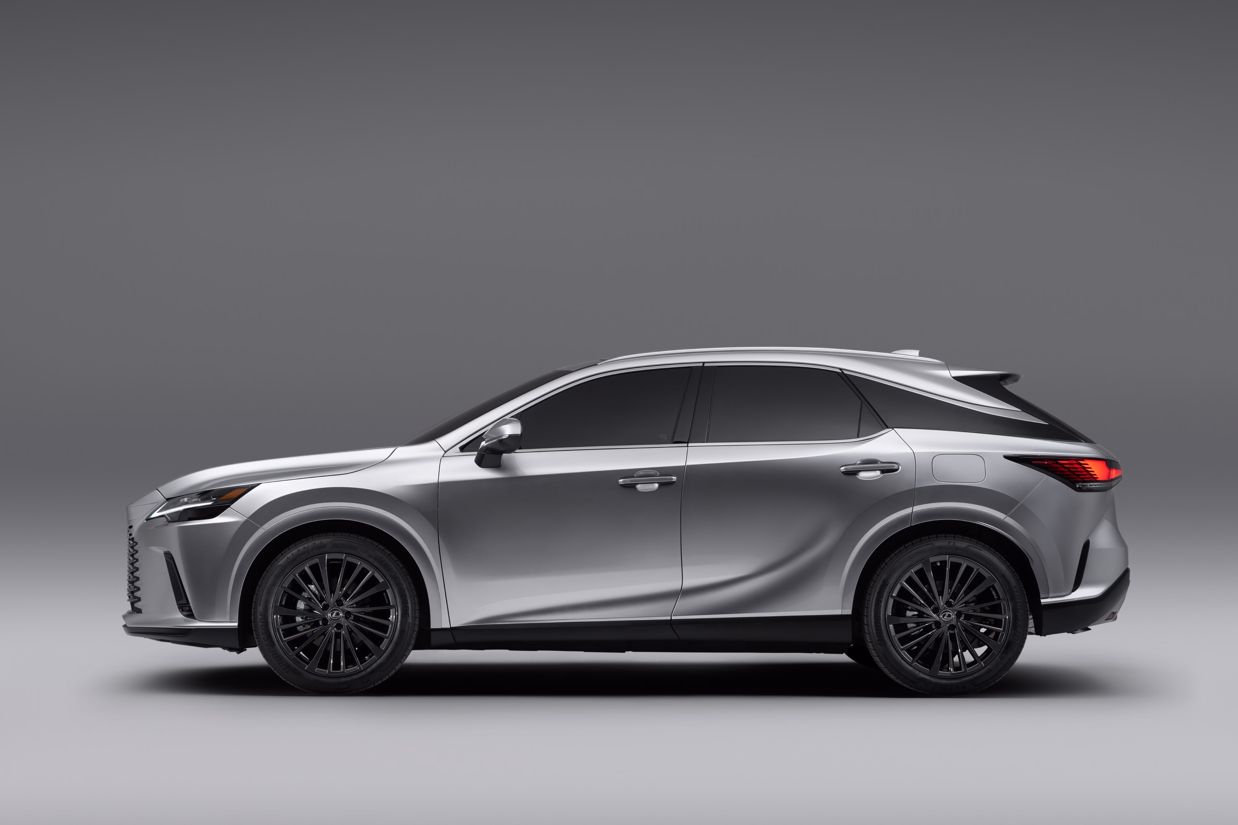 Perfil do RX 350 Premium, com linha de teto descendente. Foto de divulgação da Lexus.