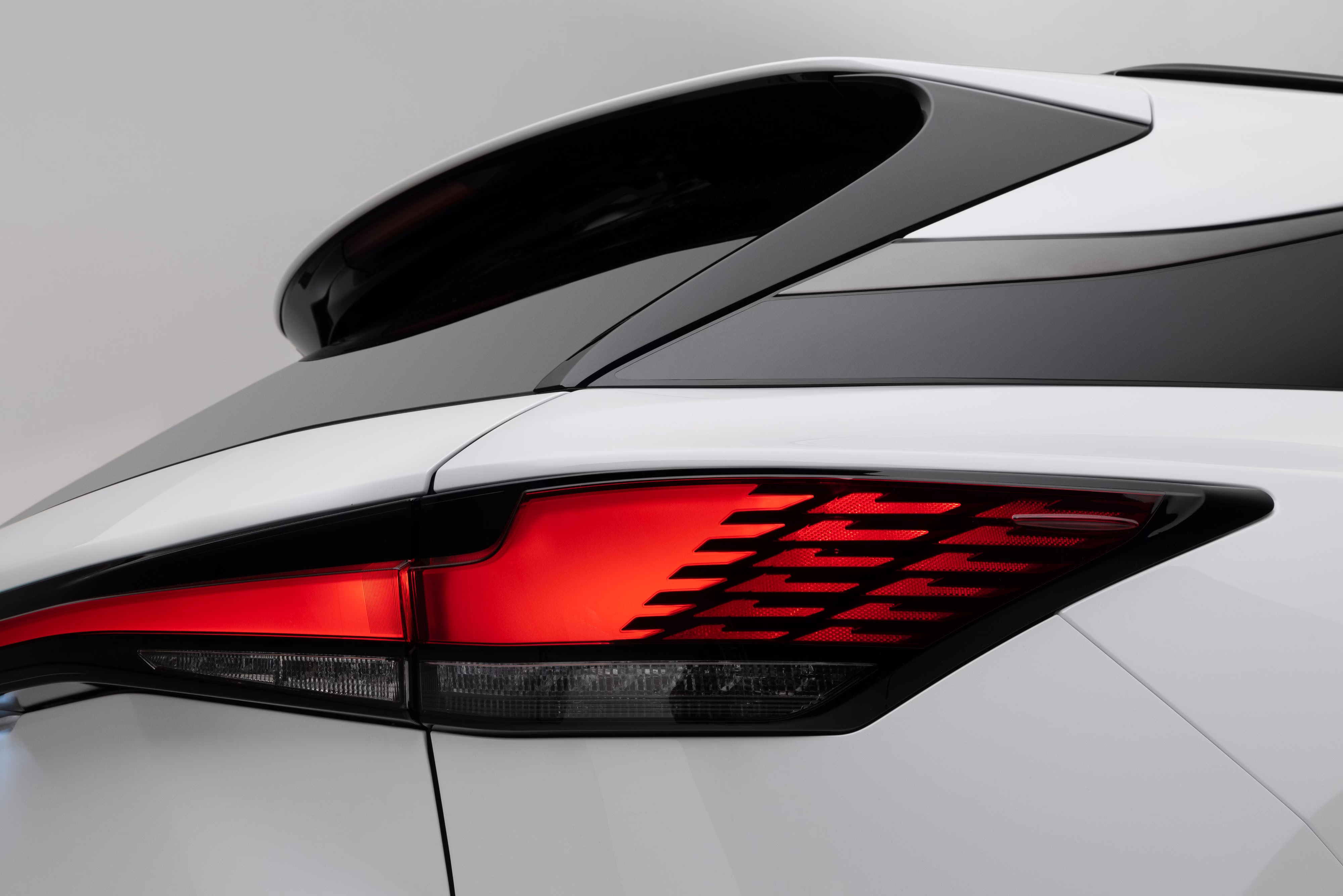 Lanterna e spoiler traseiro do RX 500h F SPORT Performance. Foto de divulgação da Lexus.