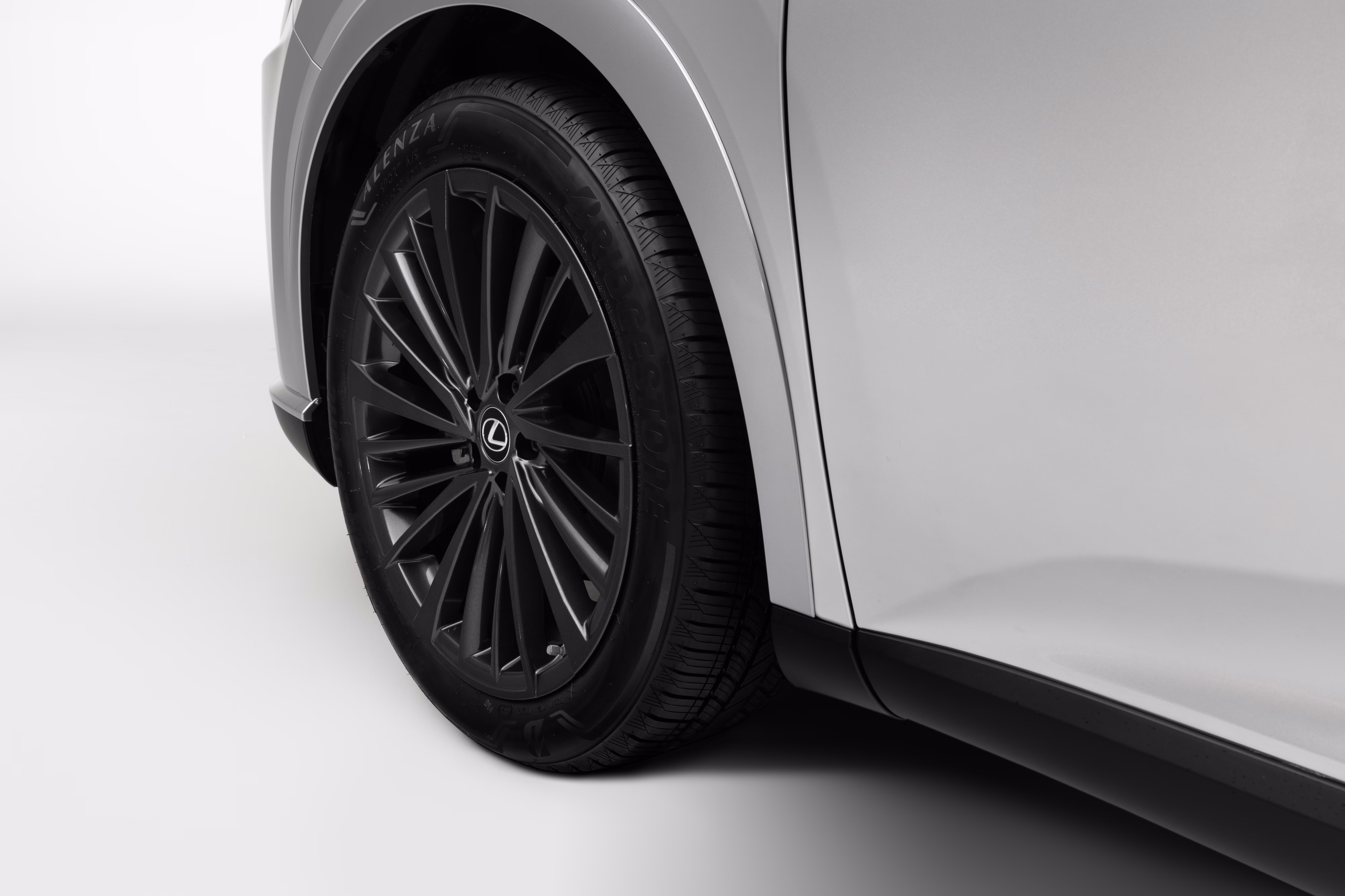 Roda do RX 350 Premium e acabamento da lateral. Foto de divulgação da Lexus.