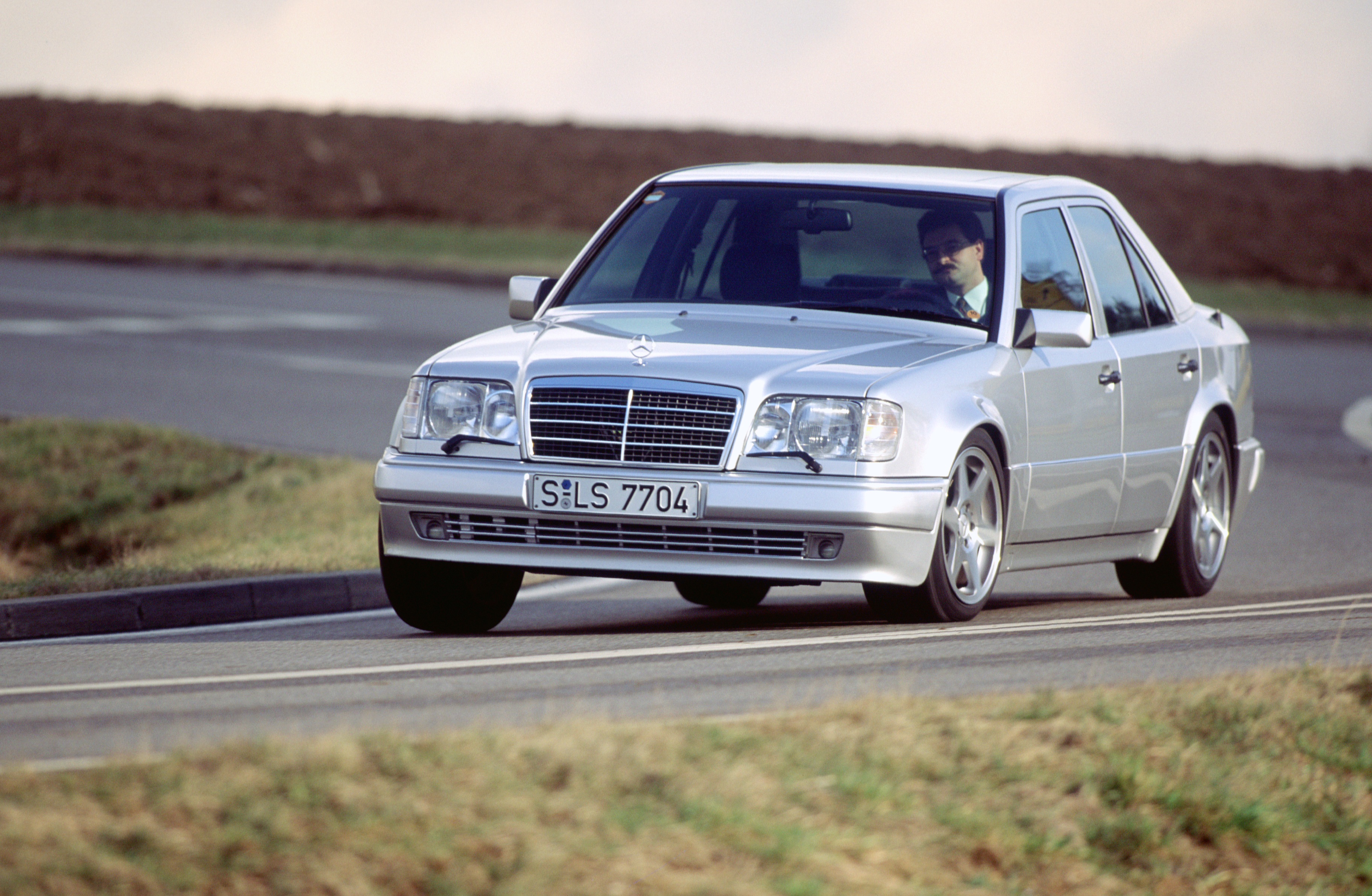 Foto de divulgação de 1994 do Mercedes-Benz E 500 Limited prata em movimento